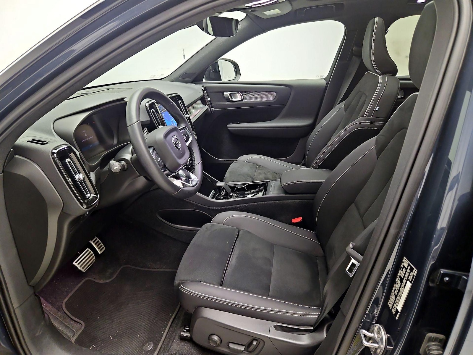 2022 Volvo XC40 Plus - Photo 12