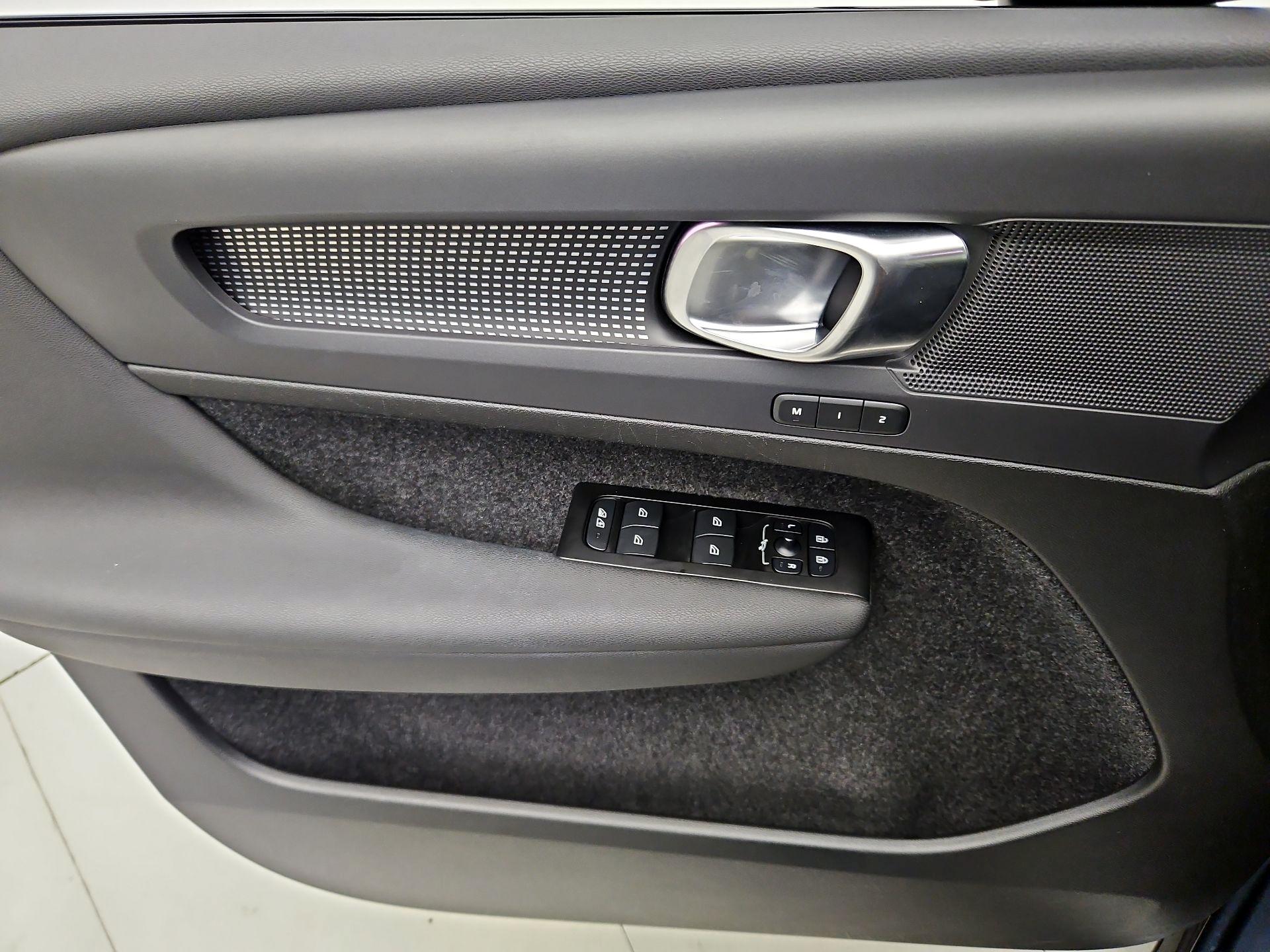 Thumbnail: 2022 Volvo XC40 - 12