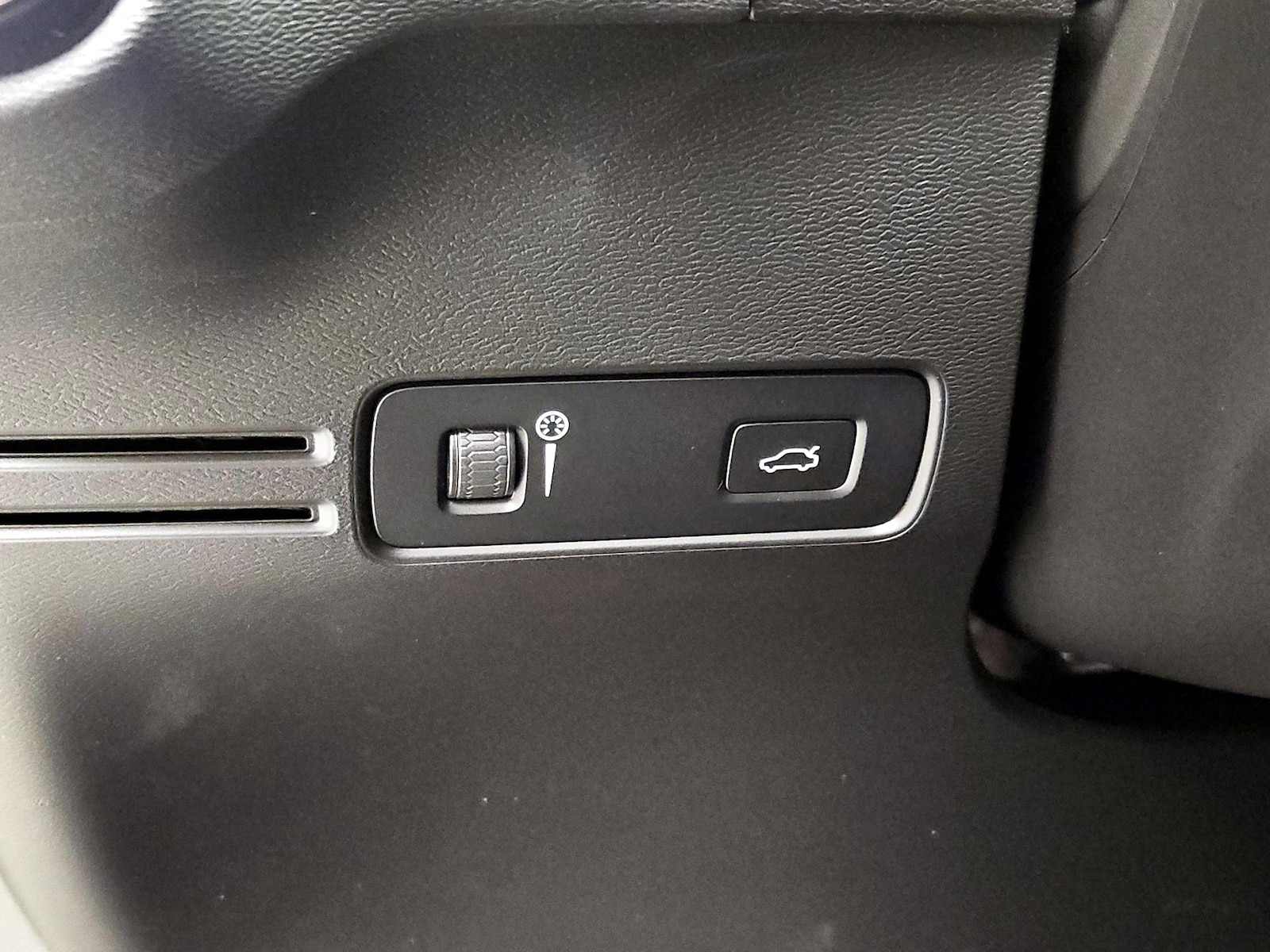 2022 Volvo XC40 Plus - Photo 14