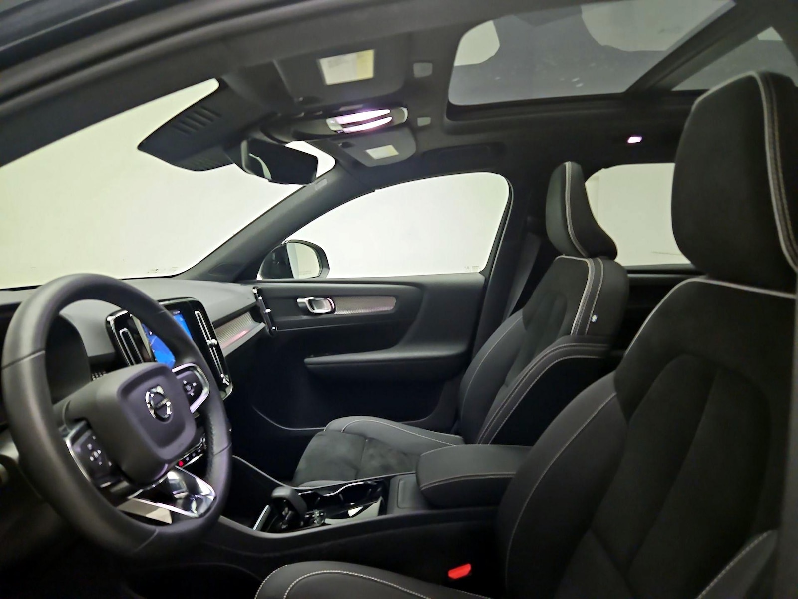 2022 Volvo XC40 Plus - Photo 21