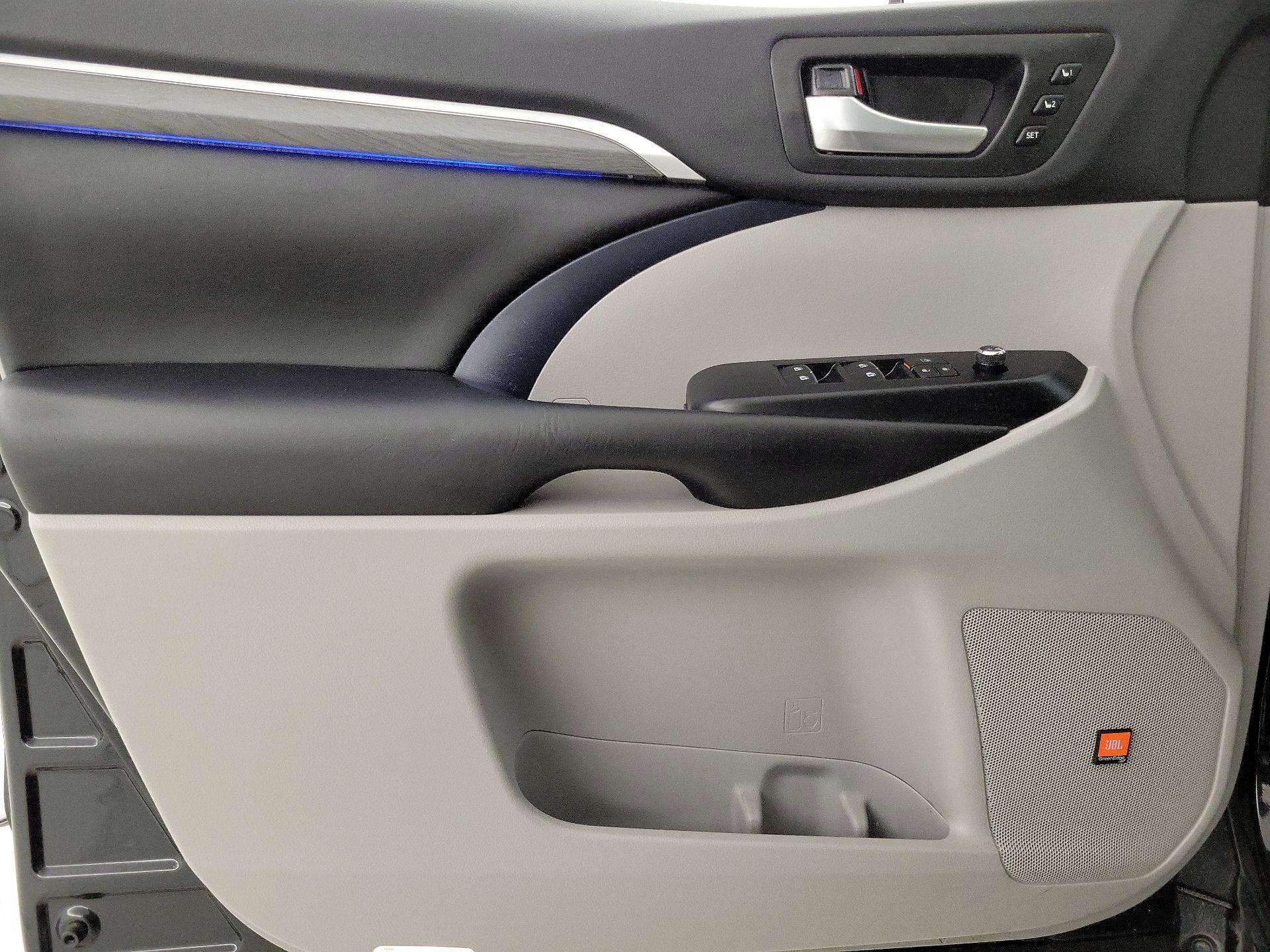 Thumbnail: 2019 Toyota Highlander - 12