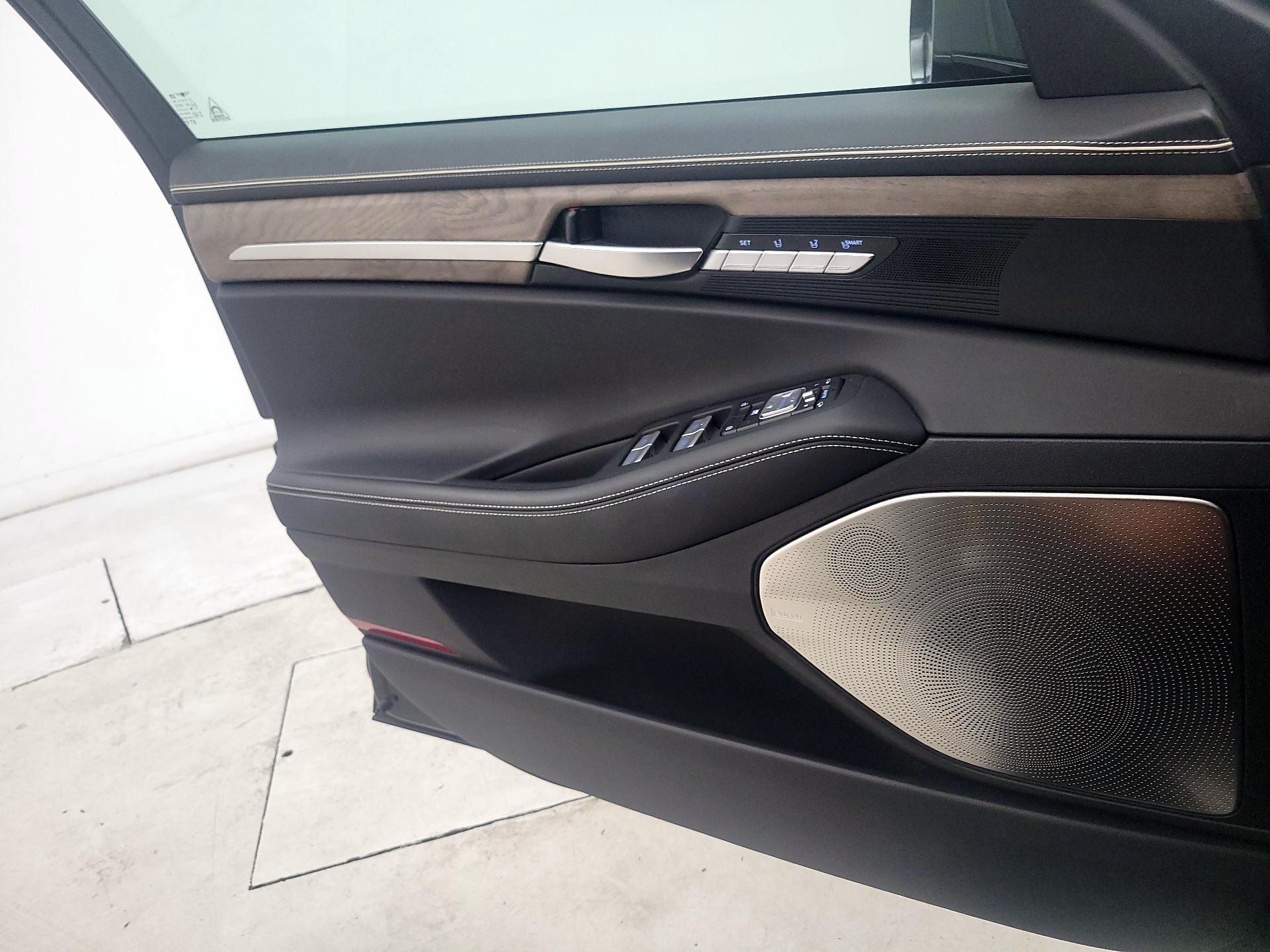 Thumbnail: 2022 Genesis G90 - 10