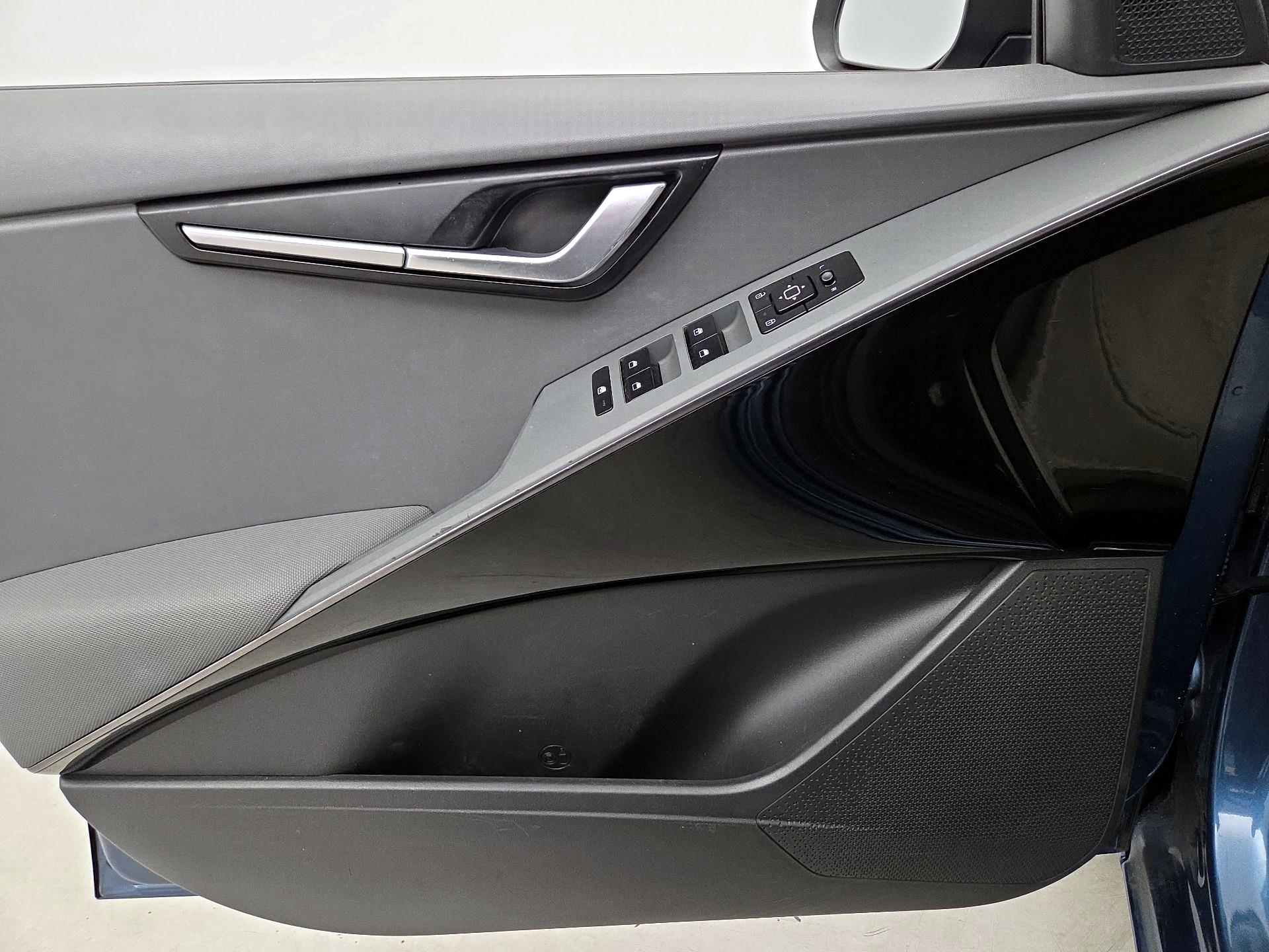 Thumbnail: 2023 Kia Niro - 12