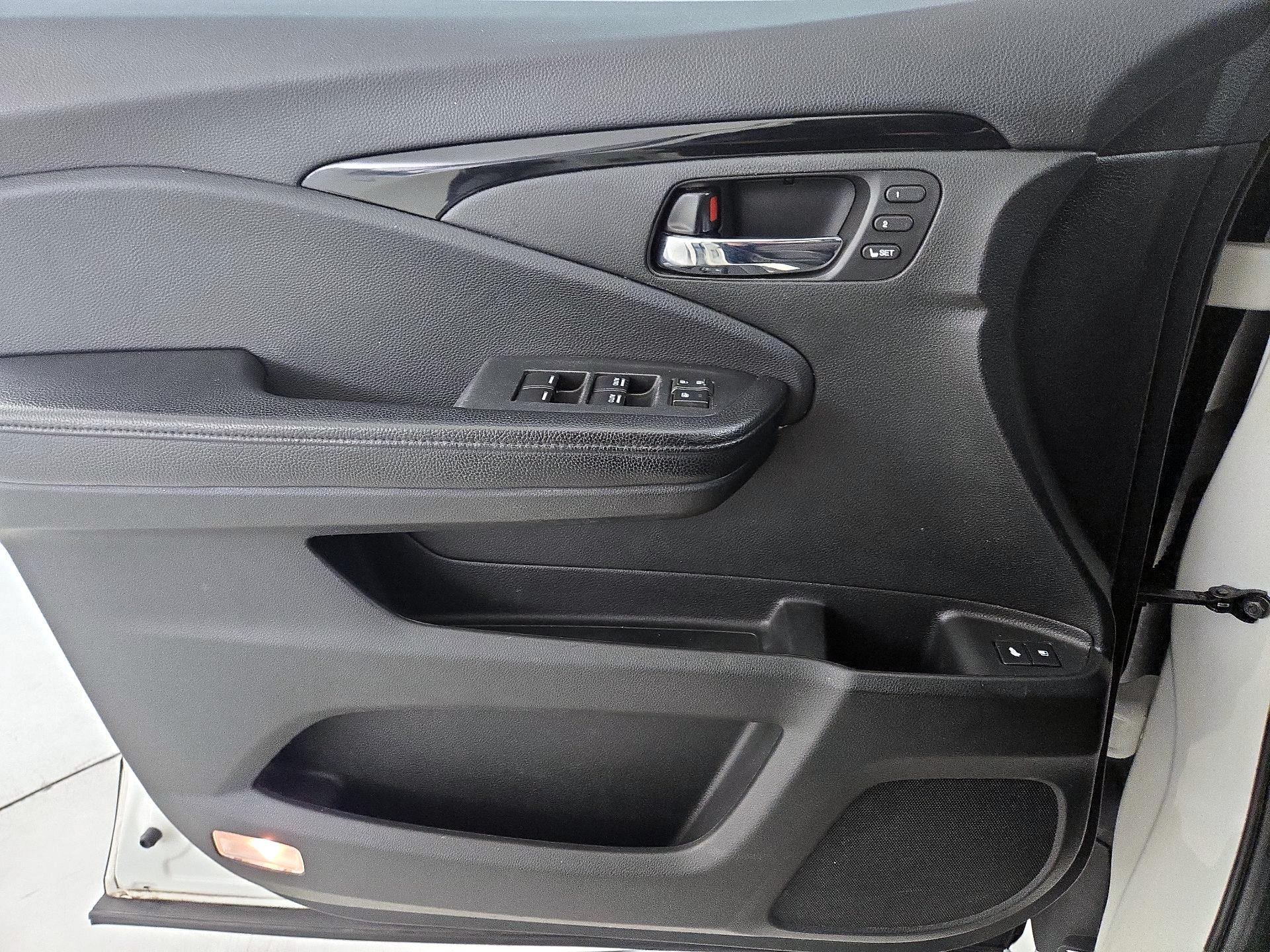 Thumbnail: 2017 Honda Pilot - 12