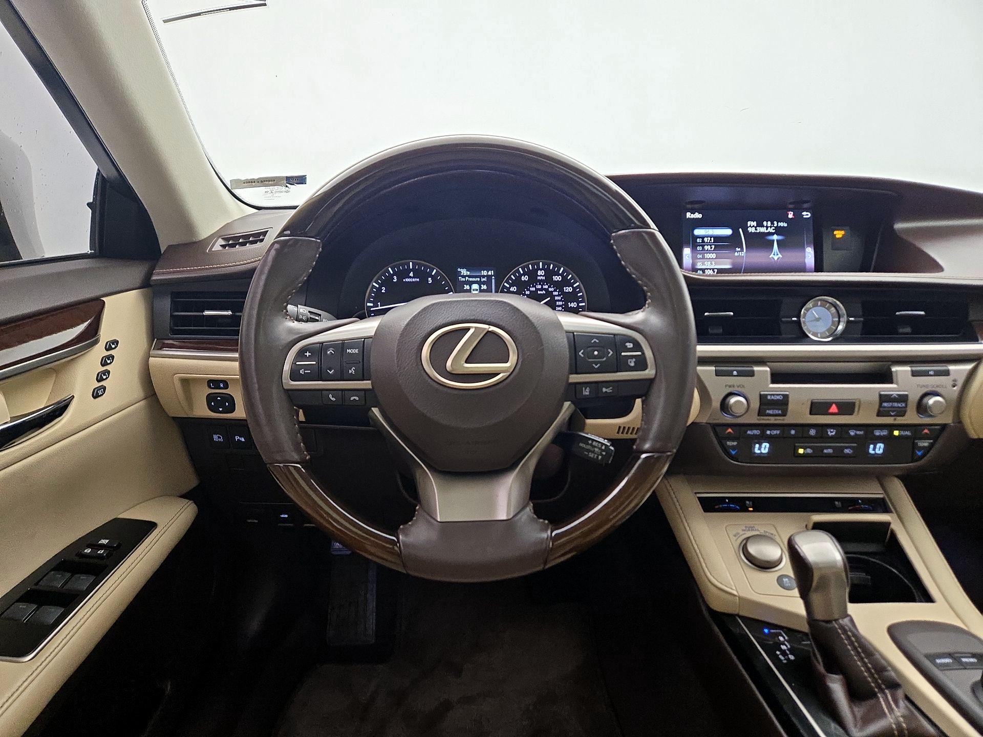 Thumbnail: 2016 Lexus ES - 10