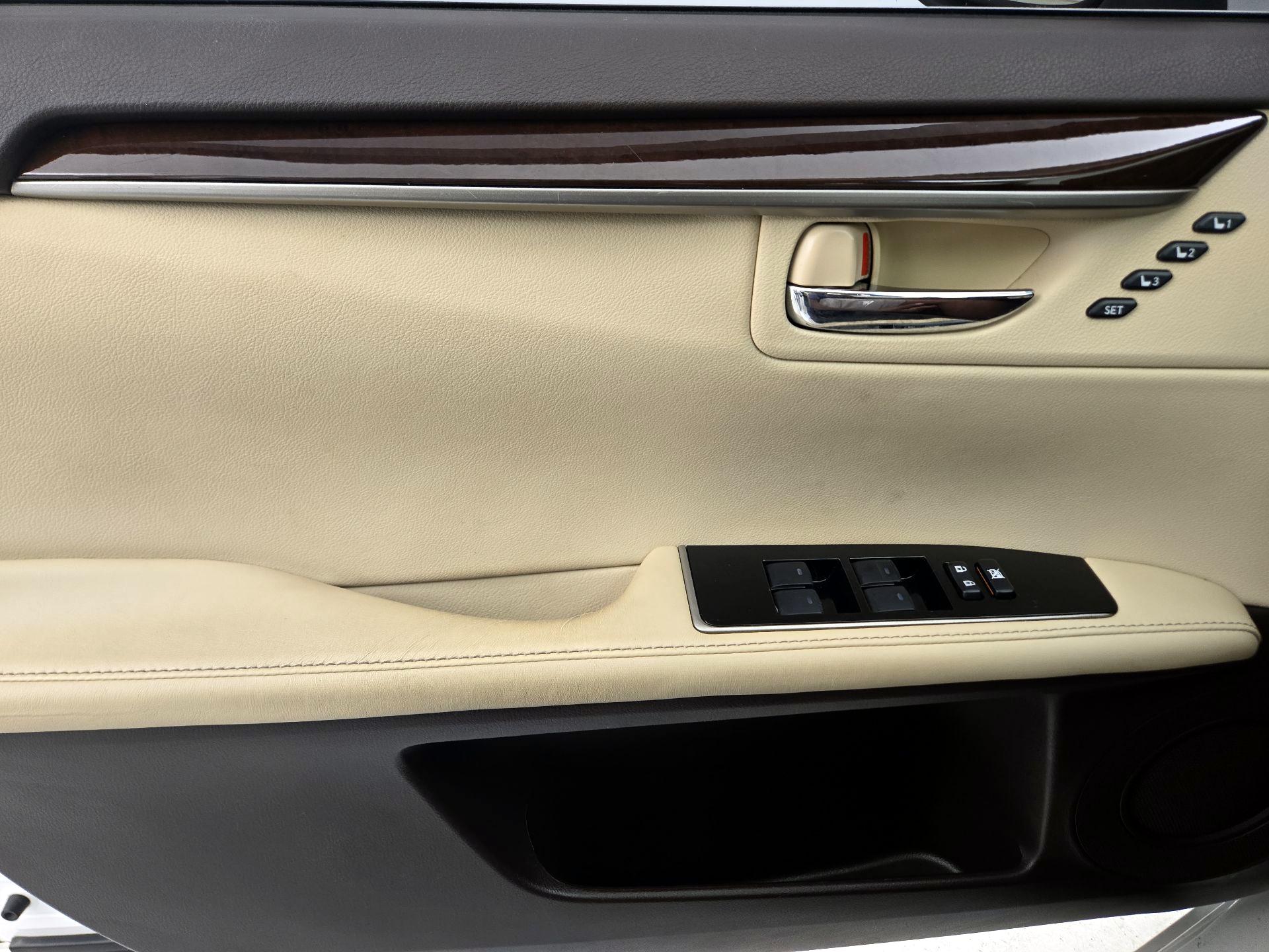 Thumbnail: 2016 Lexus ES - 12