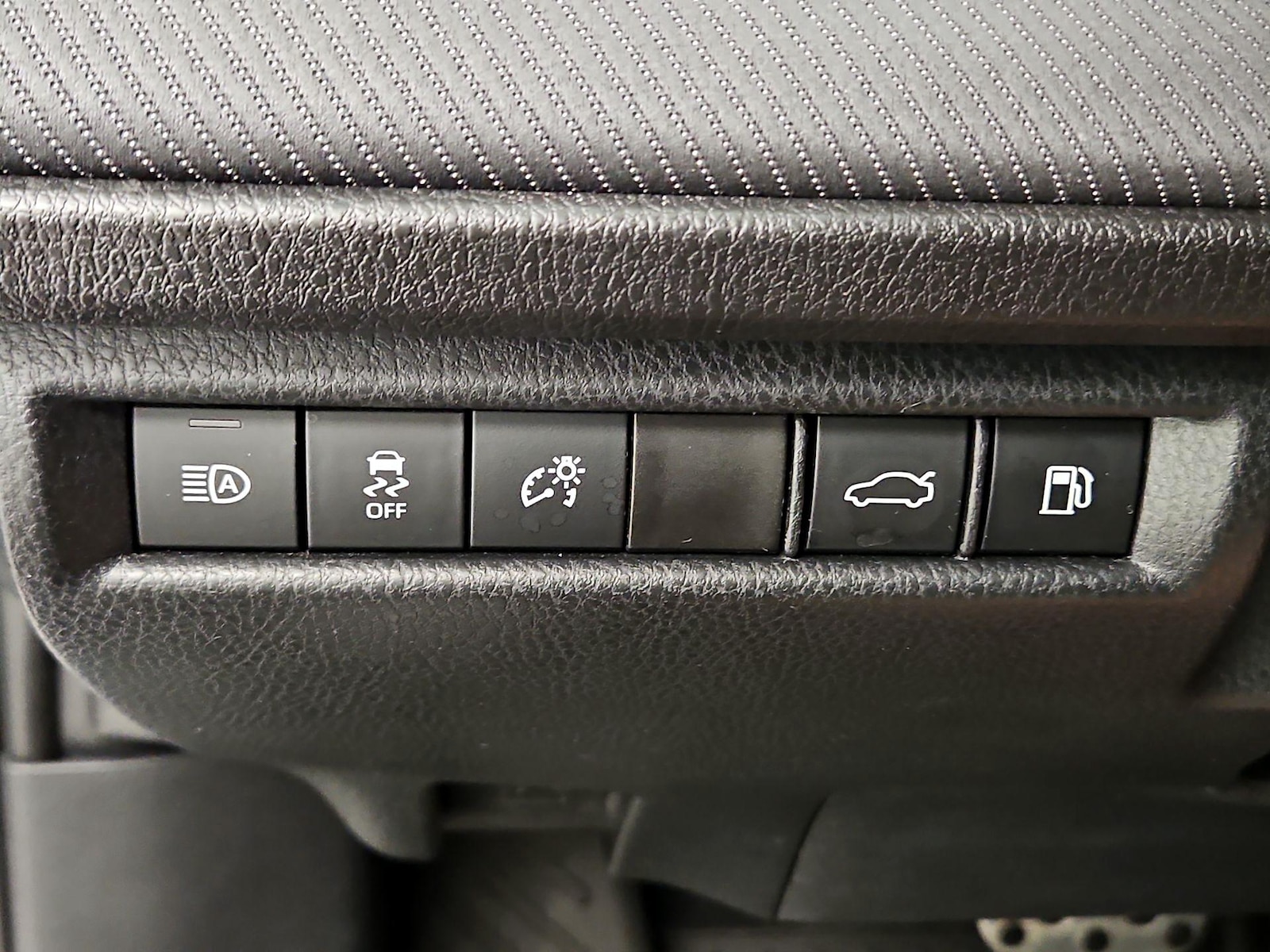 2025 Toyota Camry SE - Photo 14