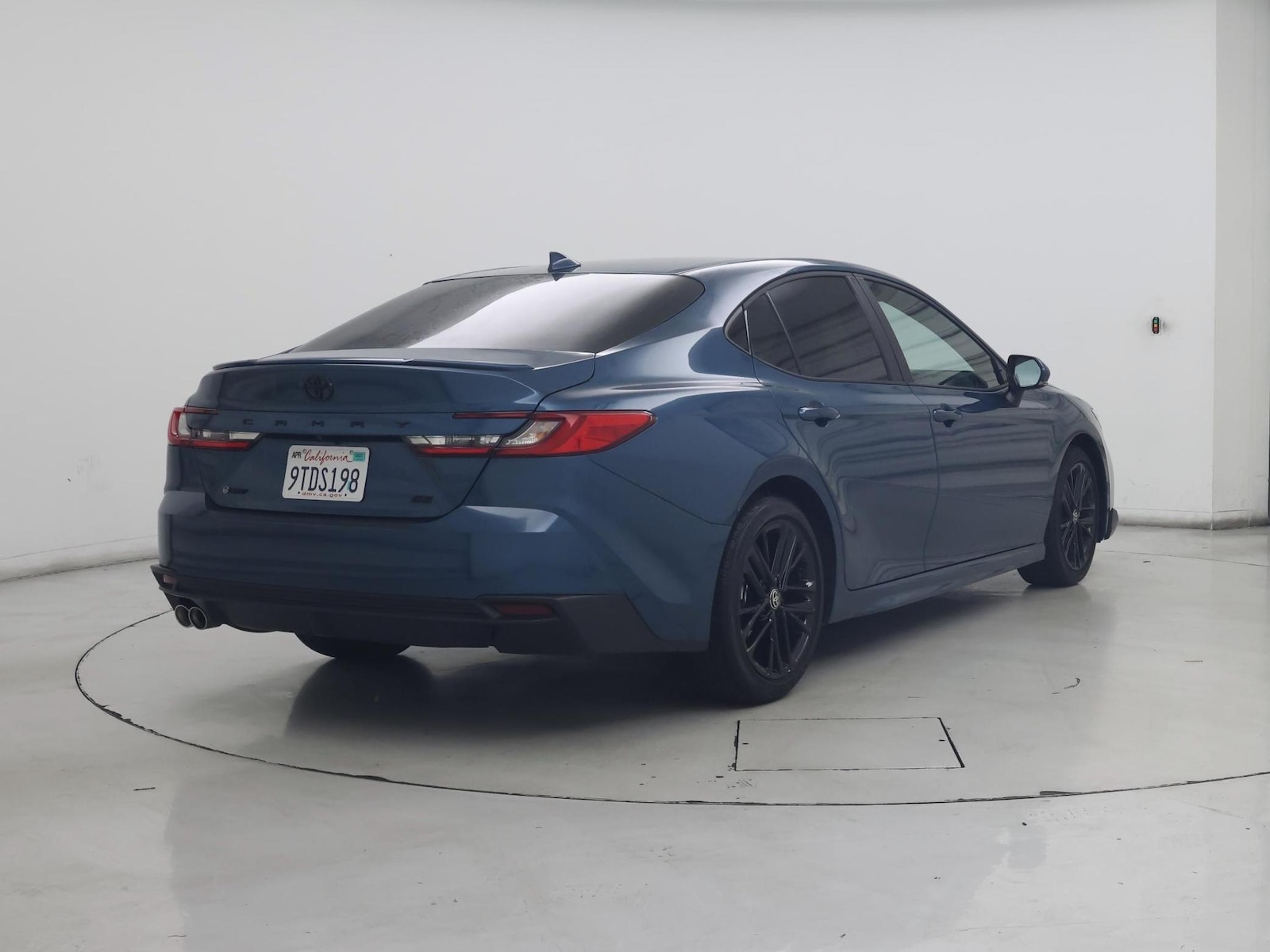 2025 Toyota Camry SE - Photo 9