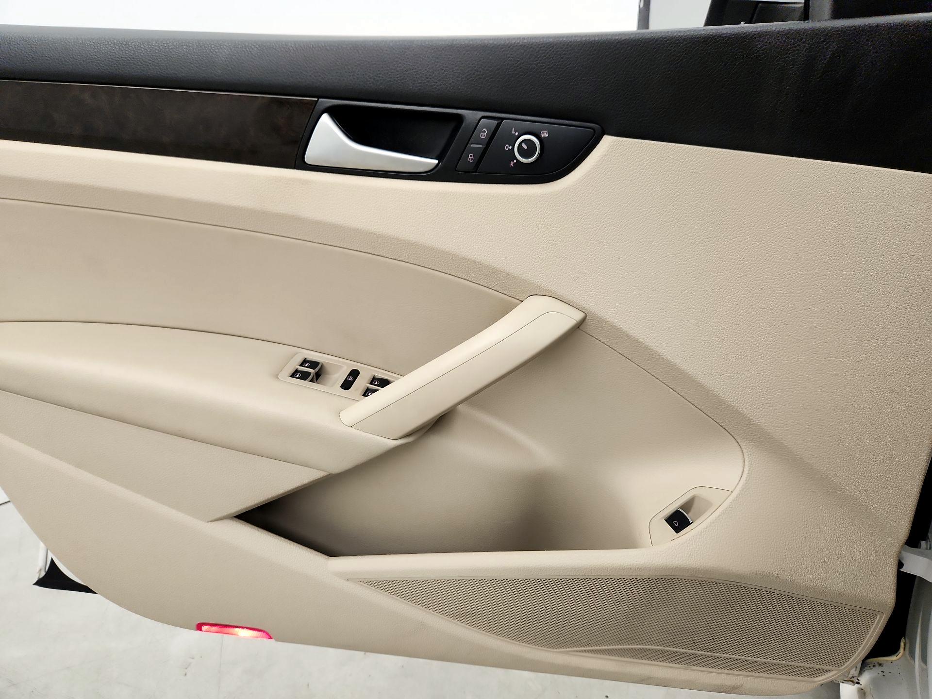 Thumbnail: 2015 Volkswagen Passat - 12