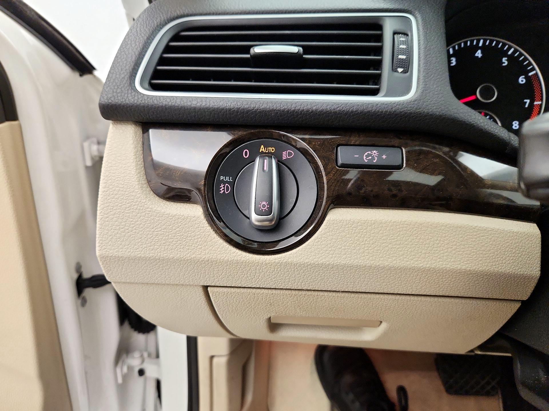 Thumbnail: 2015 Volkswagen Passat - 13