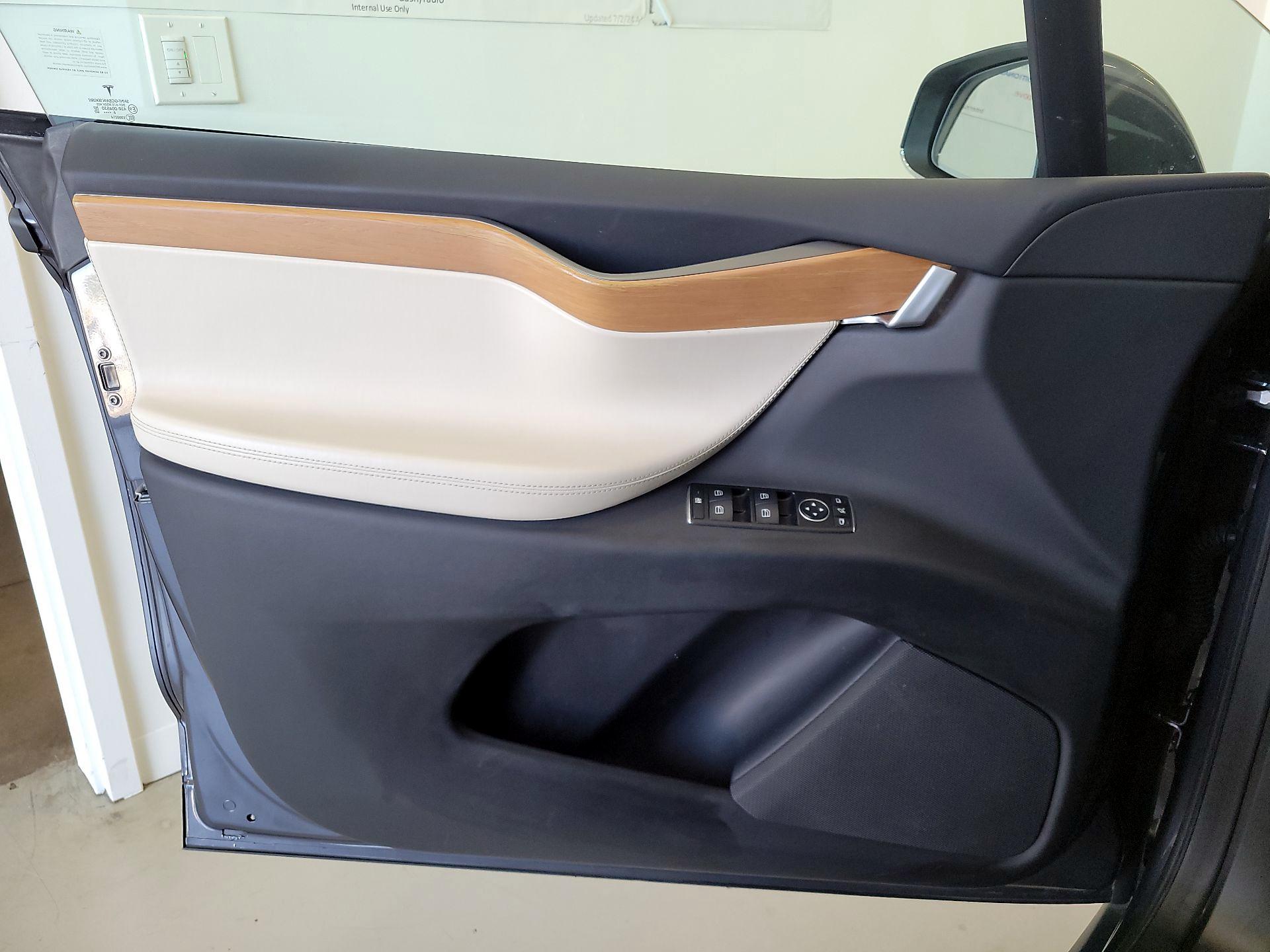 Thumbnail: 2020 Tesla Model X - 12