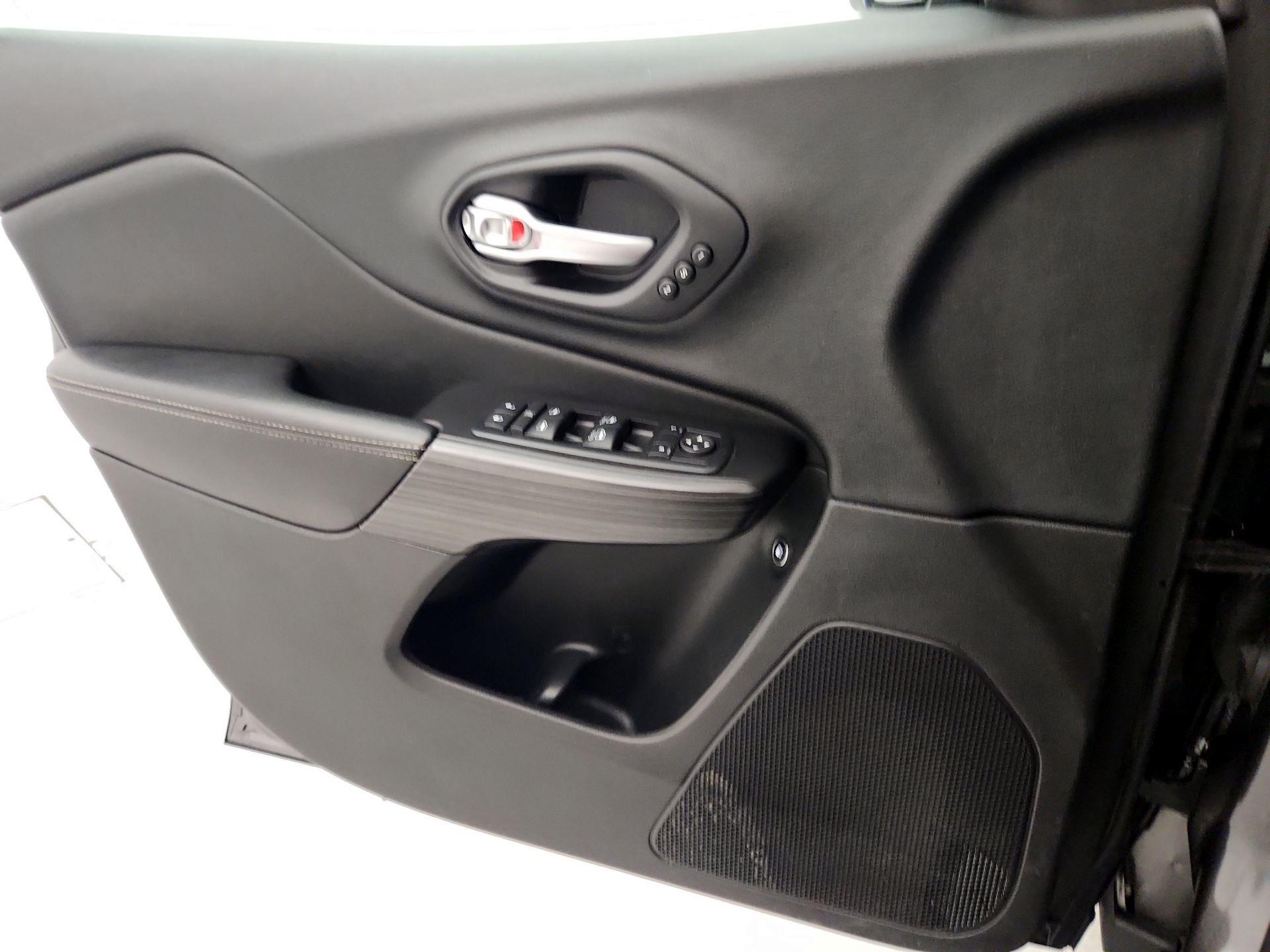 Thumbnail: 2015 Jeep Cherokee - 12