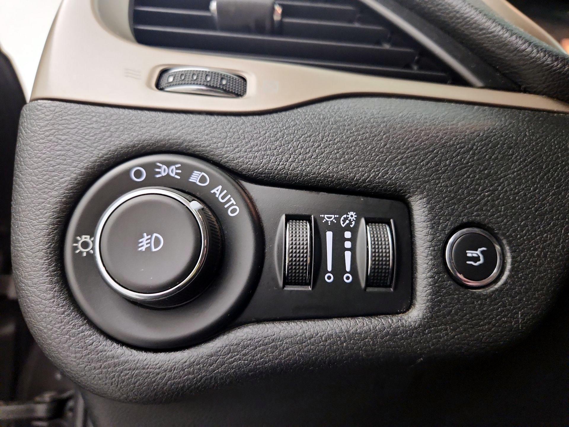 Thumbnail: 2015 Jeep Cherokee - 13