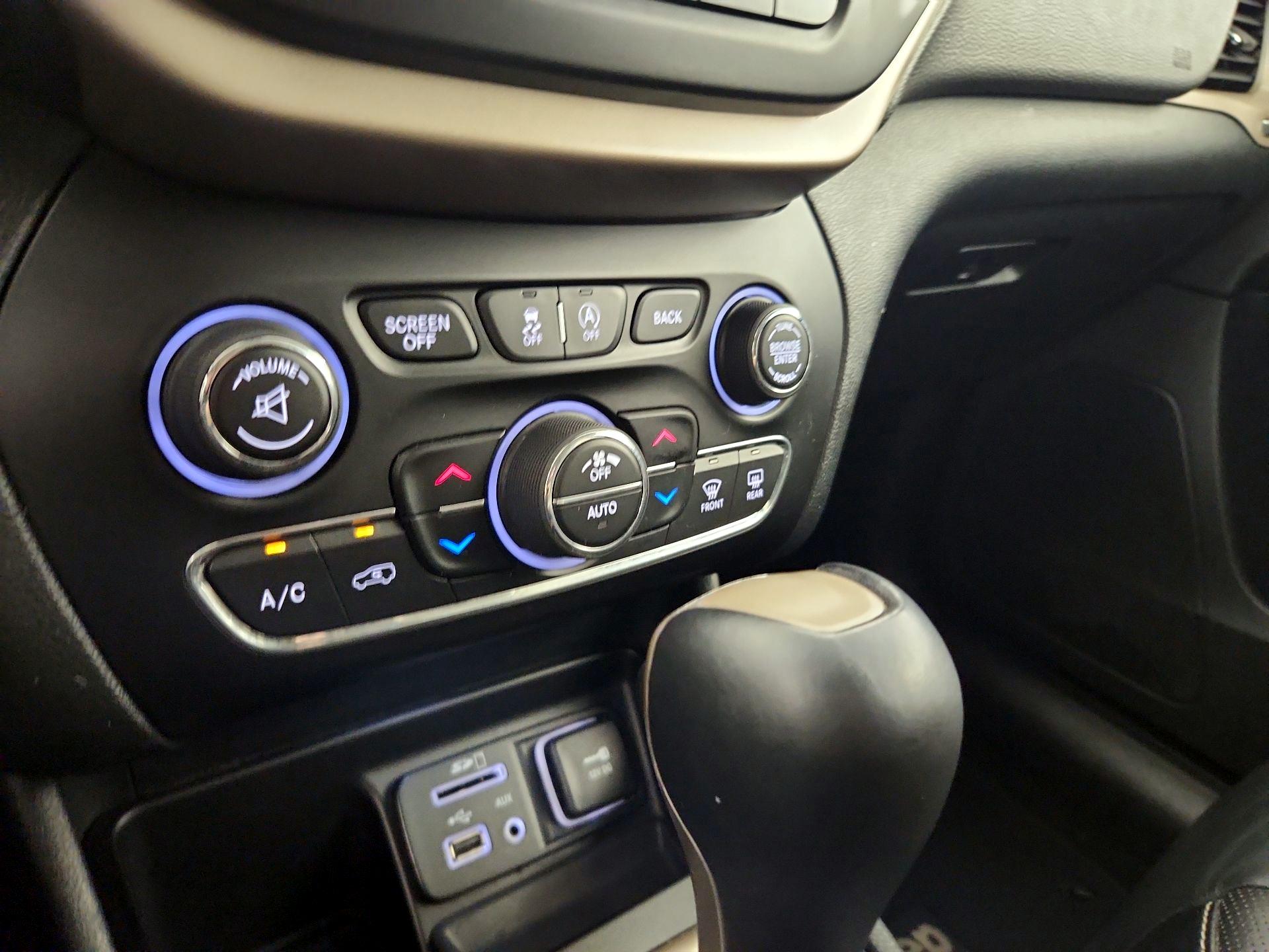 Thumbnail: 2015 Jeep Cherokee - 17
