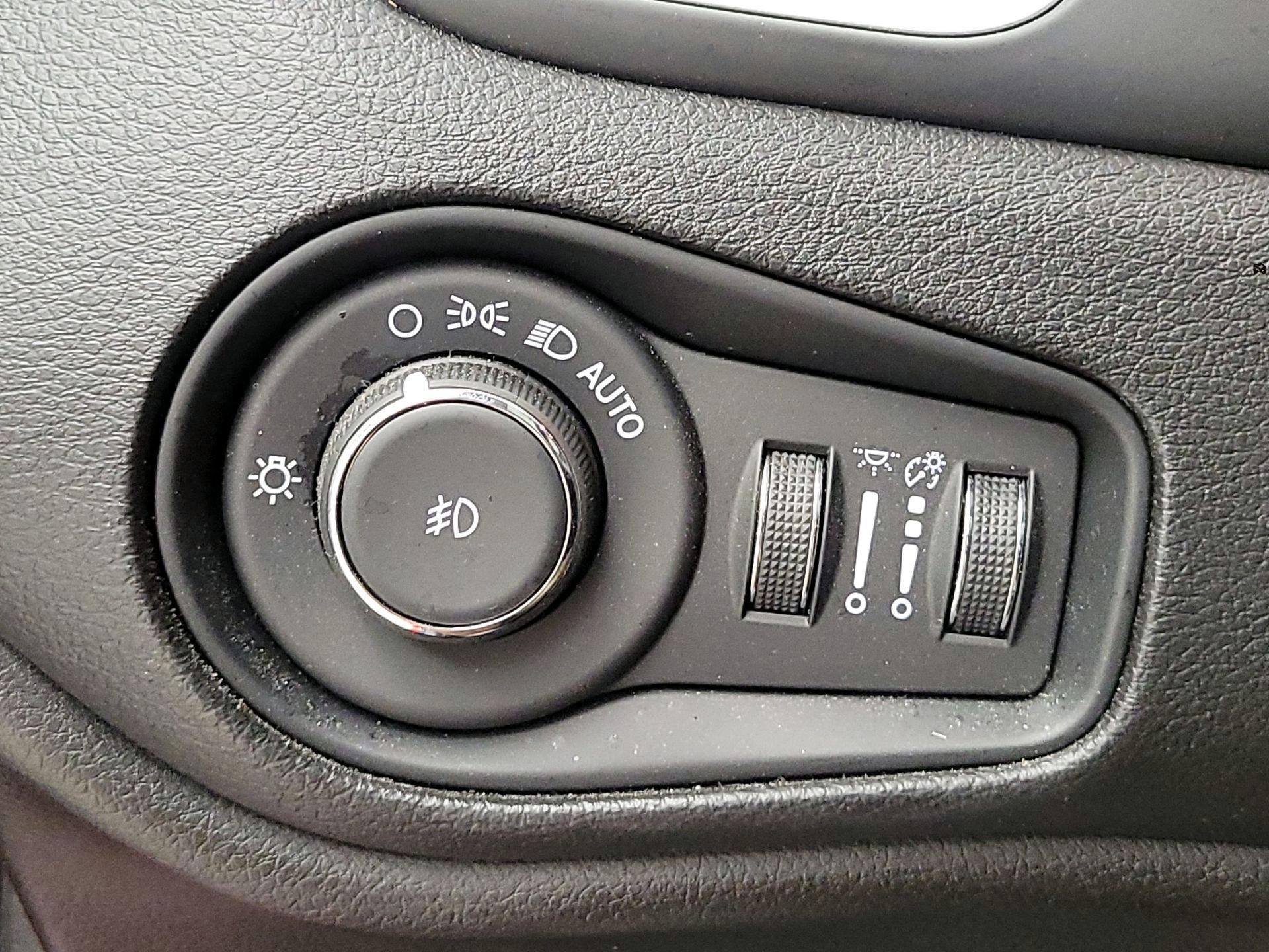 Thumbnail: 2021 Jeep Renegade - 13