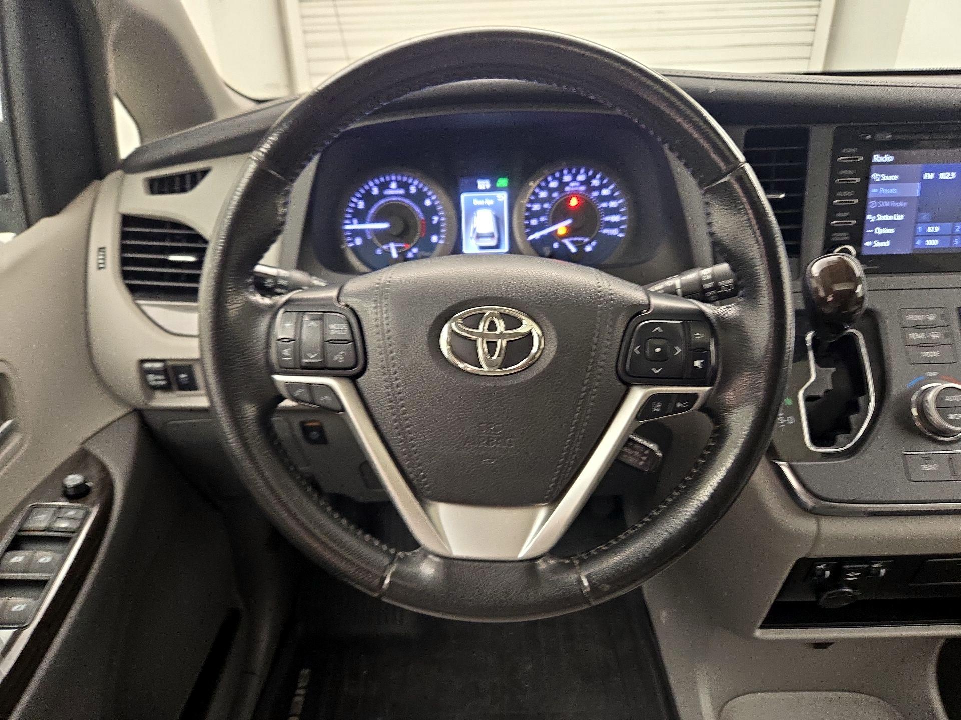 Thumbnail: 2019 Toyota Sienna - 10
