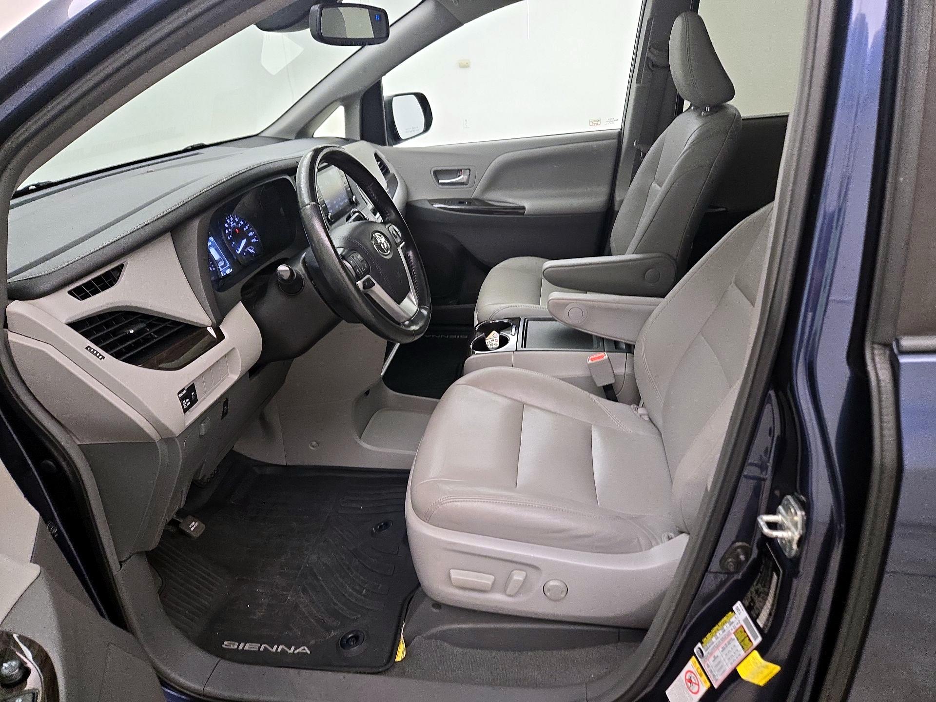 Thumbnail: 2019 Toyota Sienna - 11
