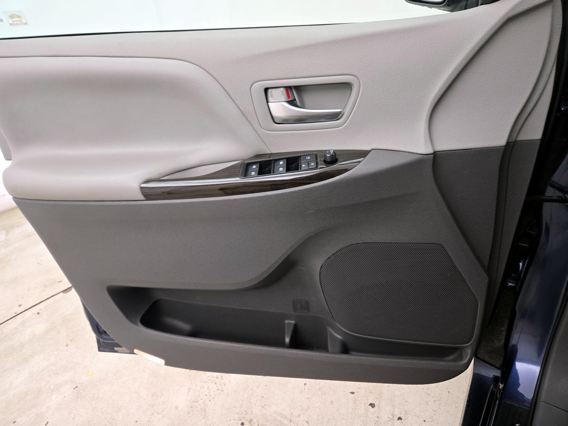 Thumbnail: 2019 Toyota Sienna - 12