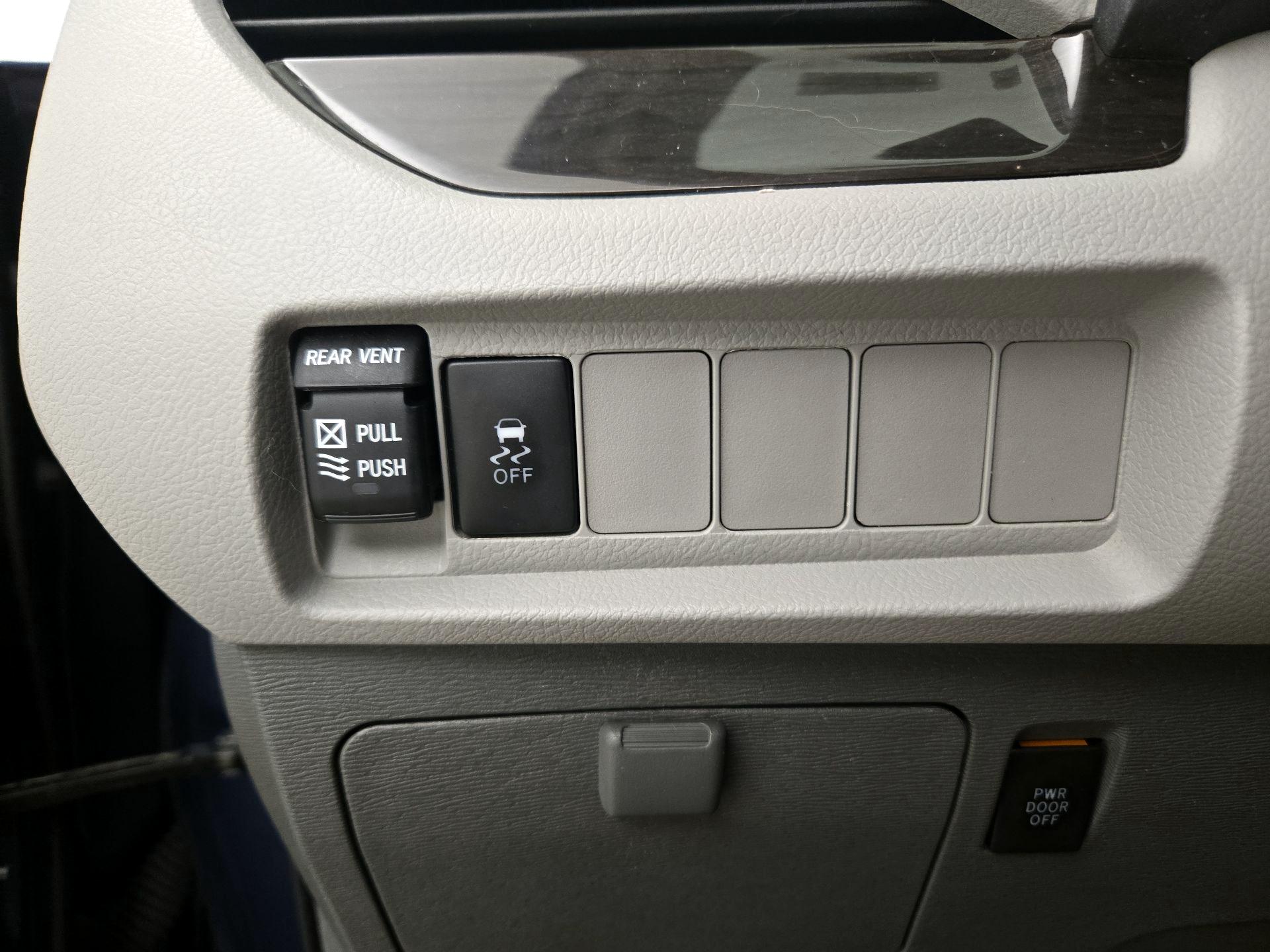 Thumbnail: 2019 Toyota Sienna - 13