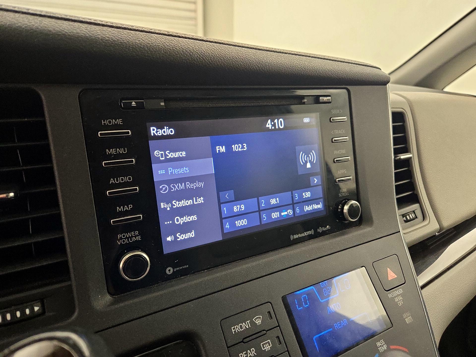 Thumbnail: 2019 Toyota Sienna - 15