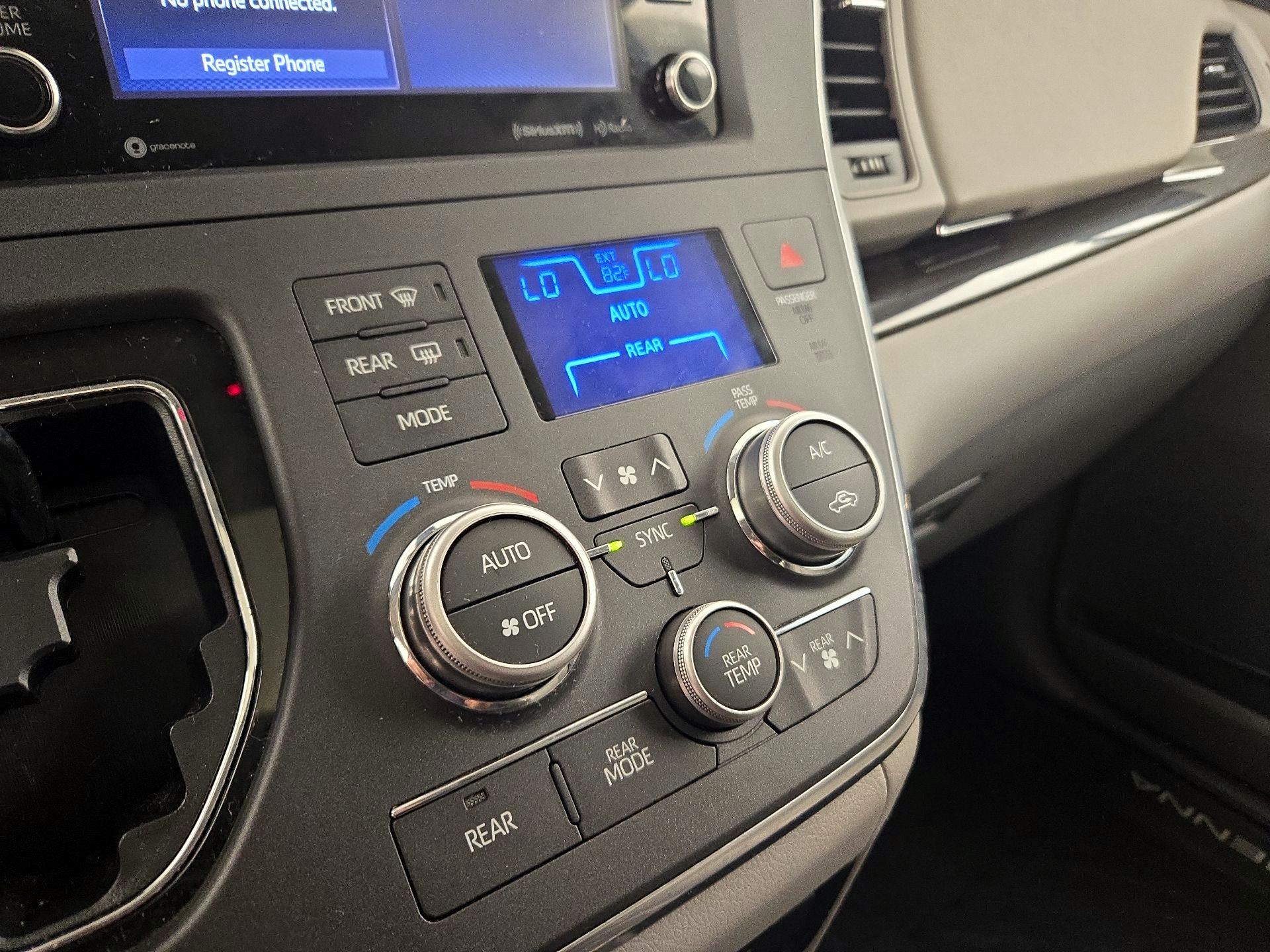 Thumbnail: 2019 Toyota Sienna - 16