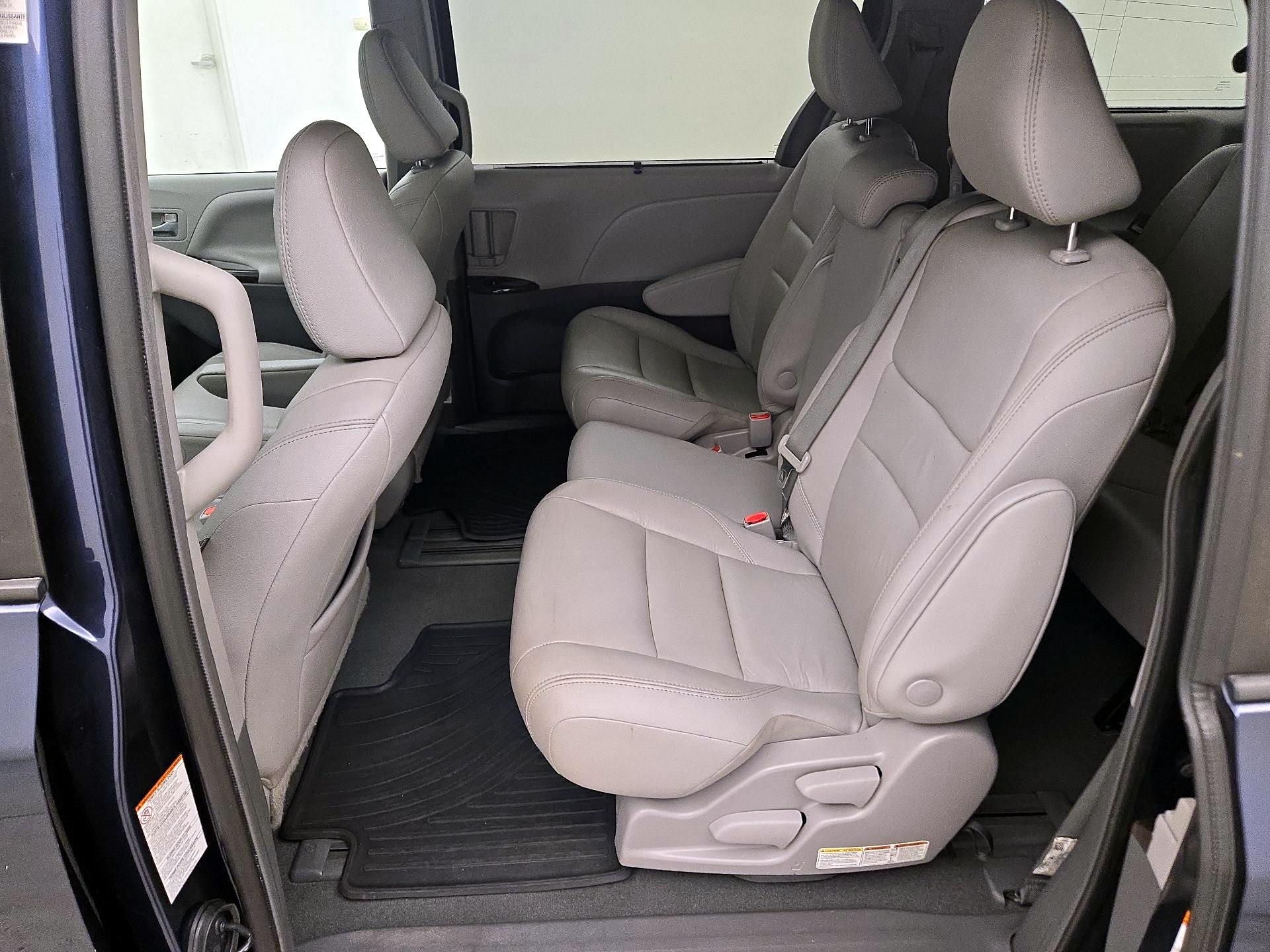 Thumbnail: 2019 Toyota Sienna - 20