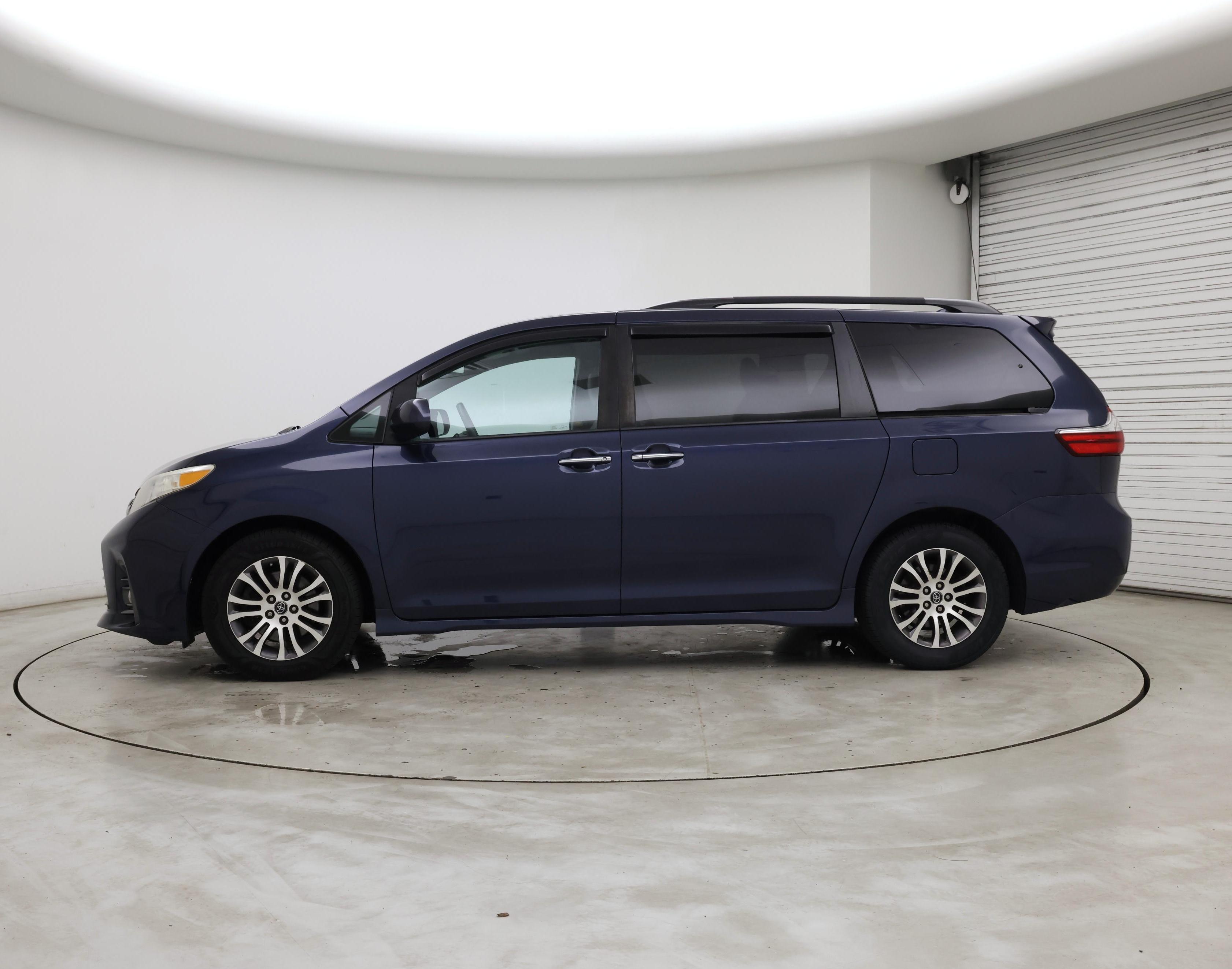 Thumbnail: 2019 Toyota Sienna - 3