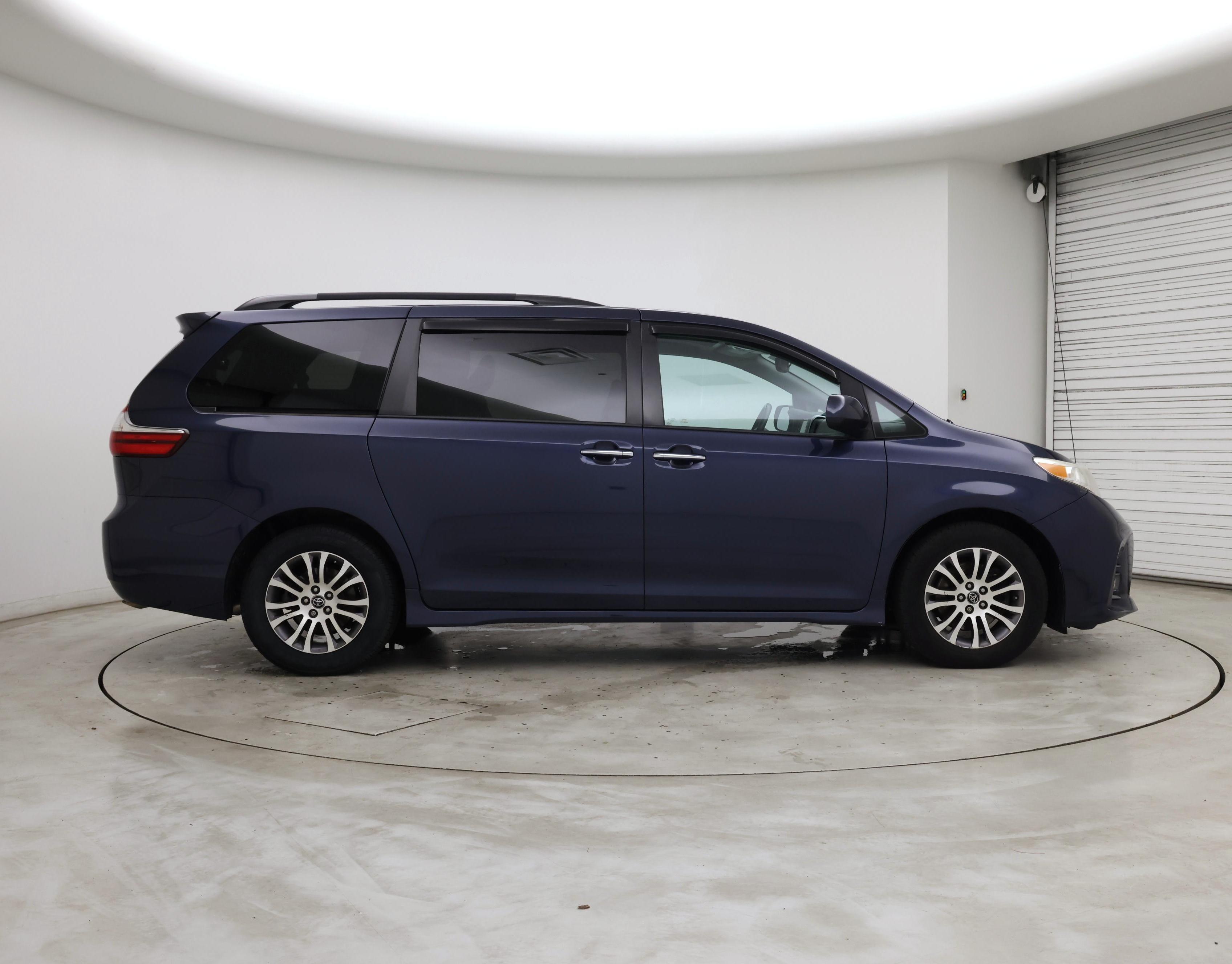 Thumbnail: 2019 Toyota Sienna - 7