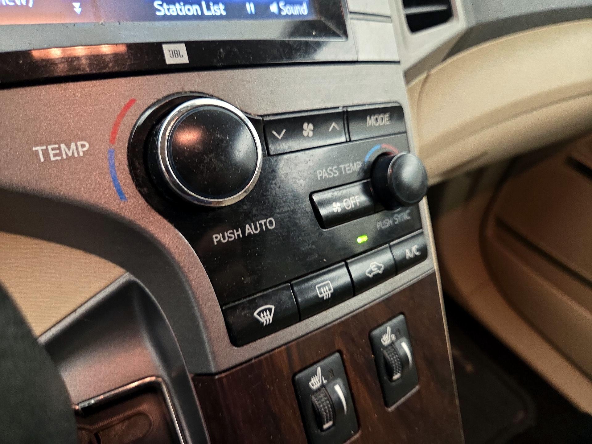 Thumbnail: 2015 Toyota Venza - 16