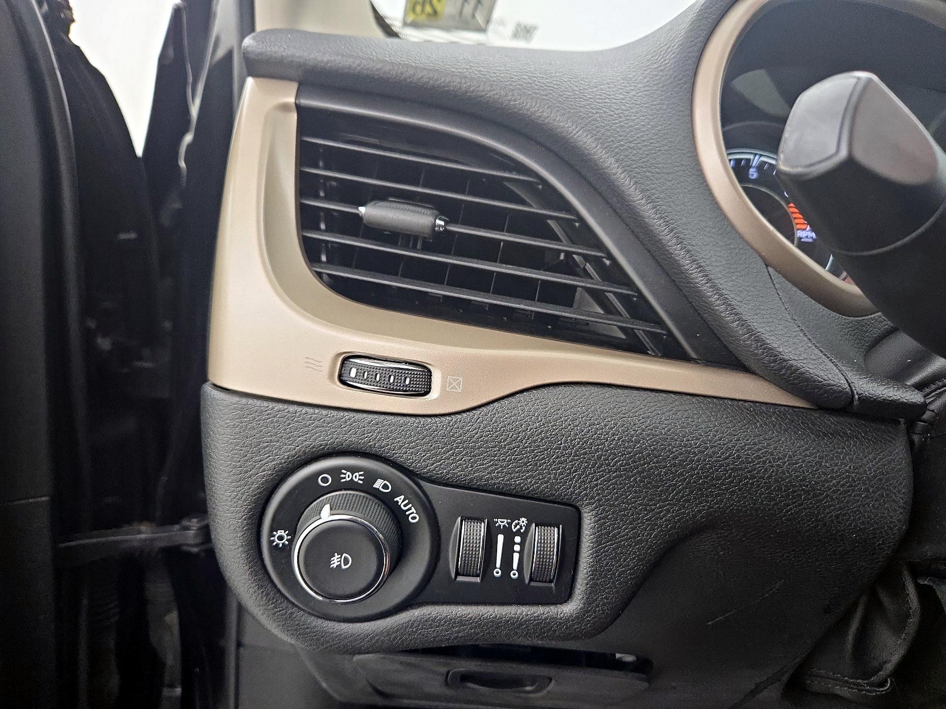 Thumbnail: 2016 Jeep Cherokee - 13