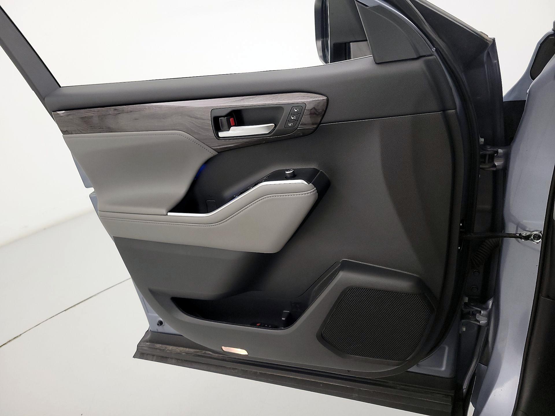 Thumbnail: 2022 Toyota Highlander - 12