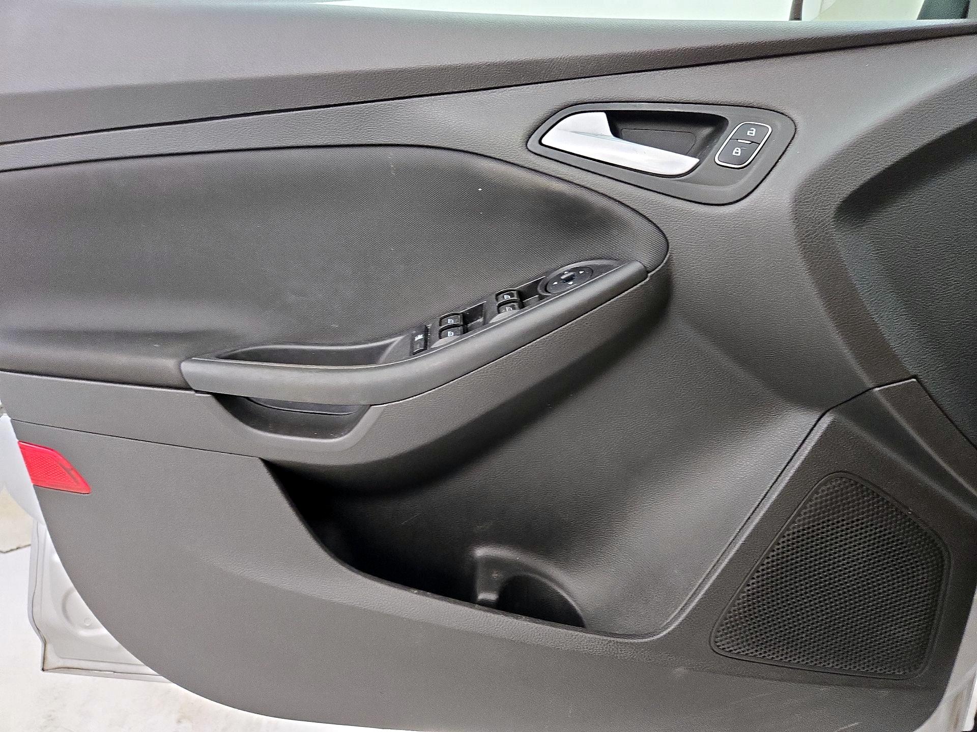 Thumbnail: 2016 Ford Focus - 12