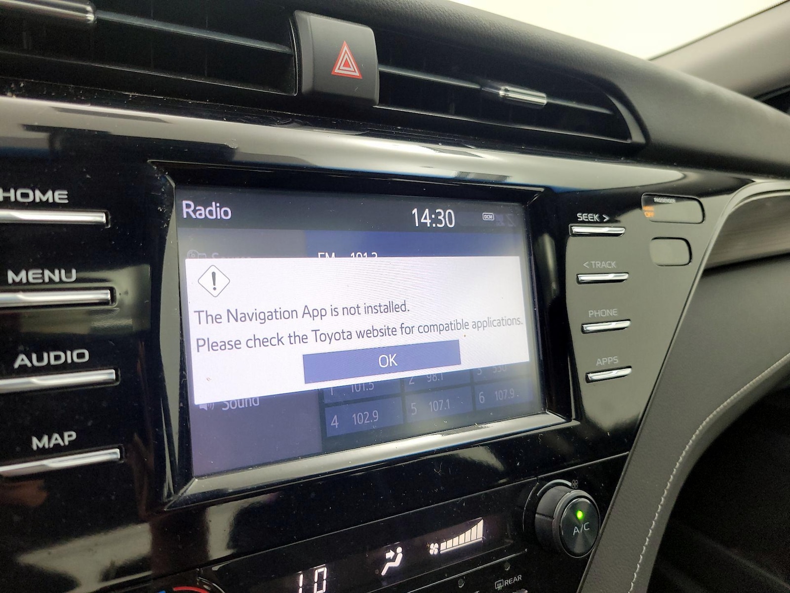 2019 Toyota Camry SE - Photo 15