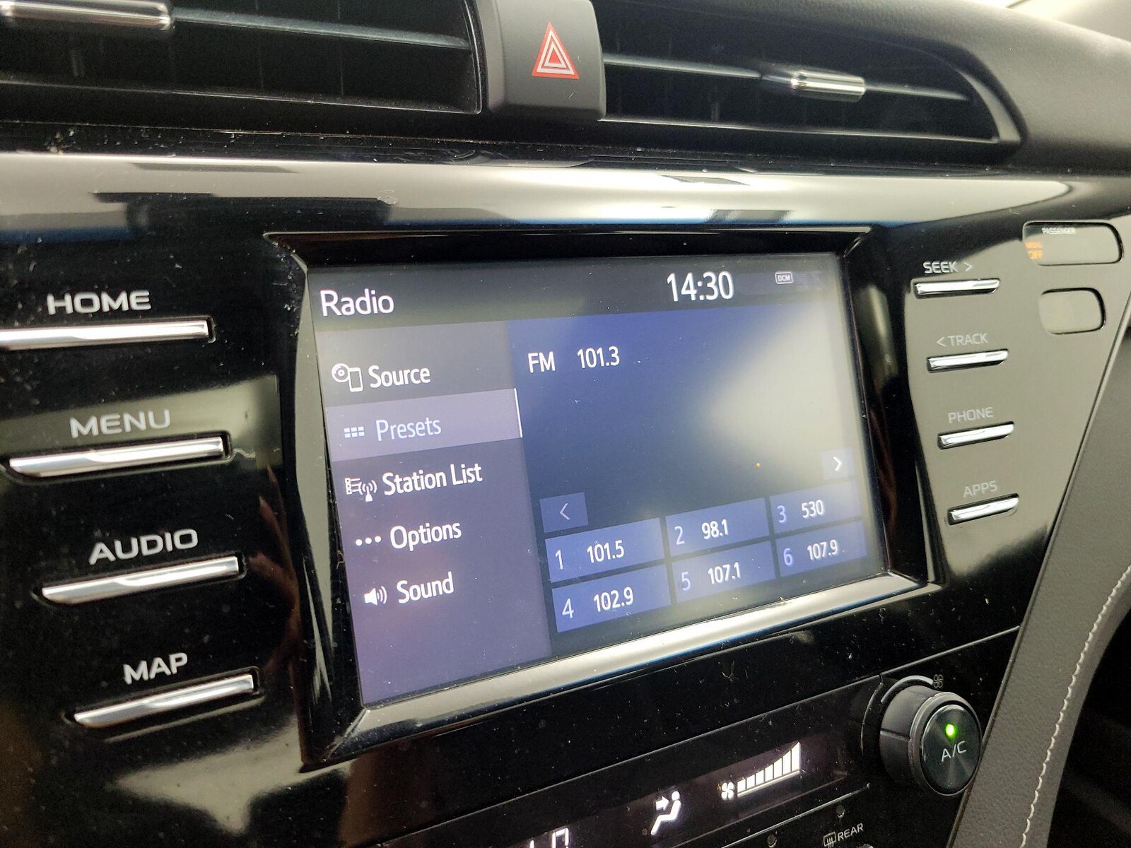 2019 Toyota Camry SE - Photo 17