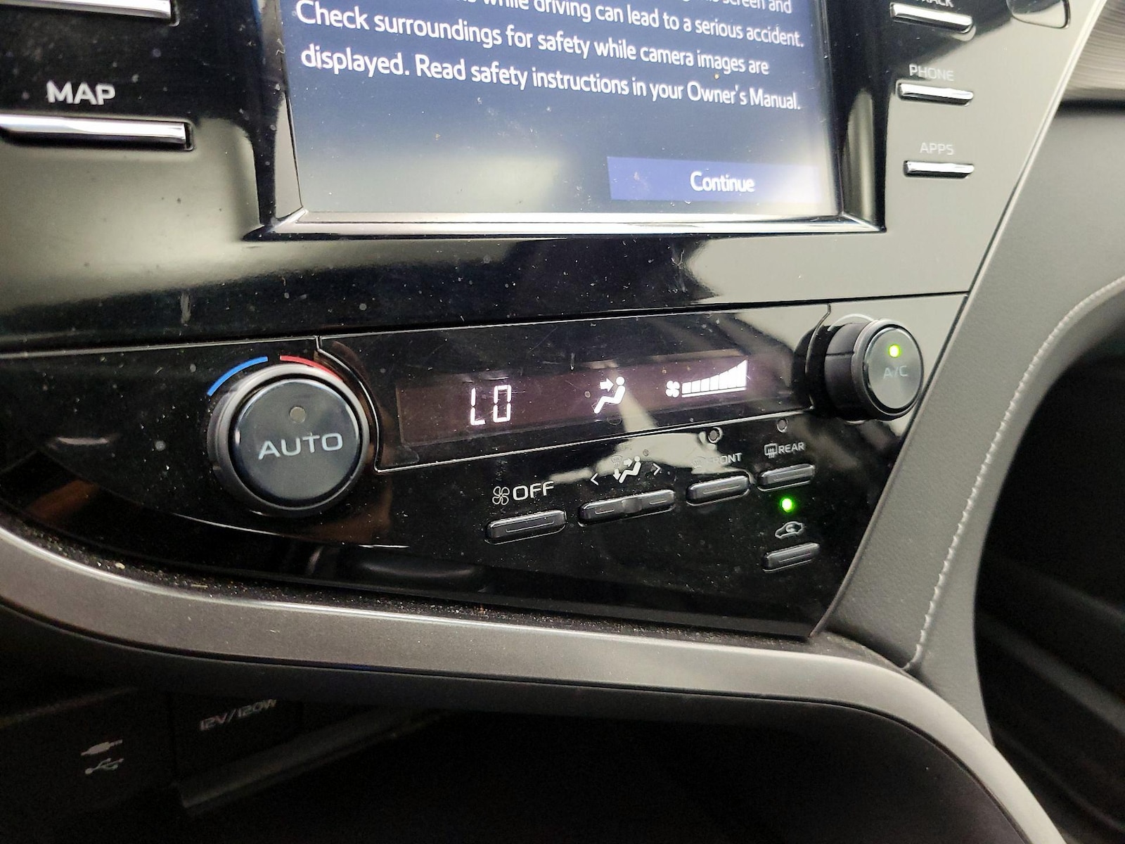 2019 Toyota Camry SE - Photo 18