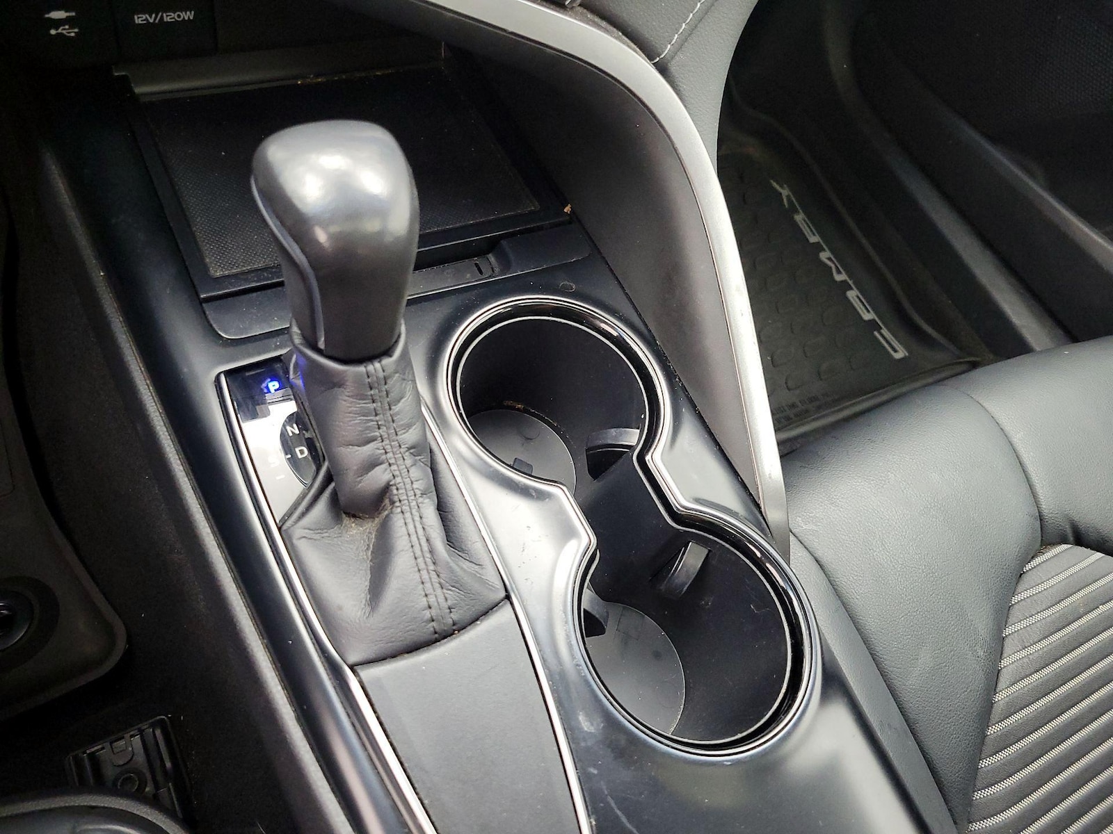 2019 Toyota Camry SE - Photo 19