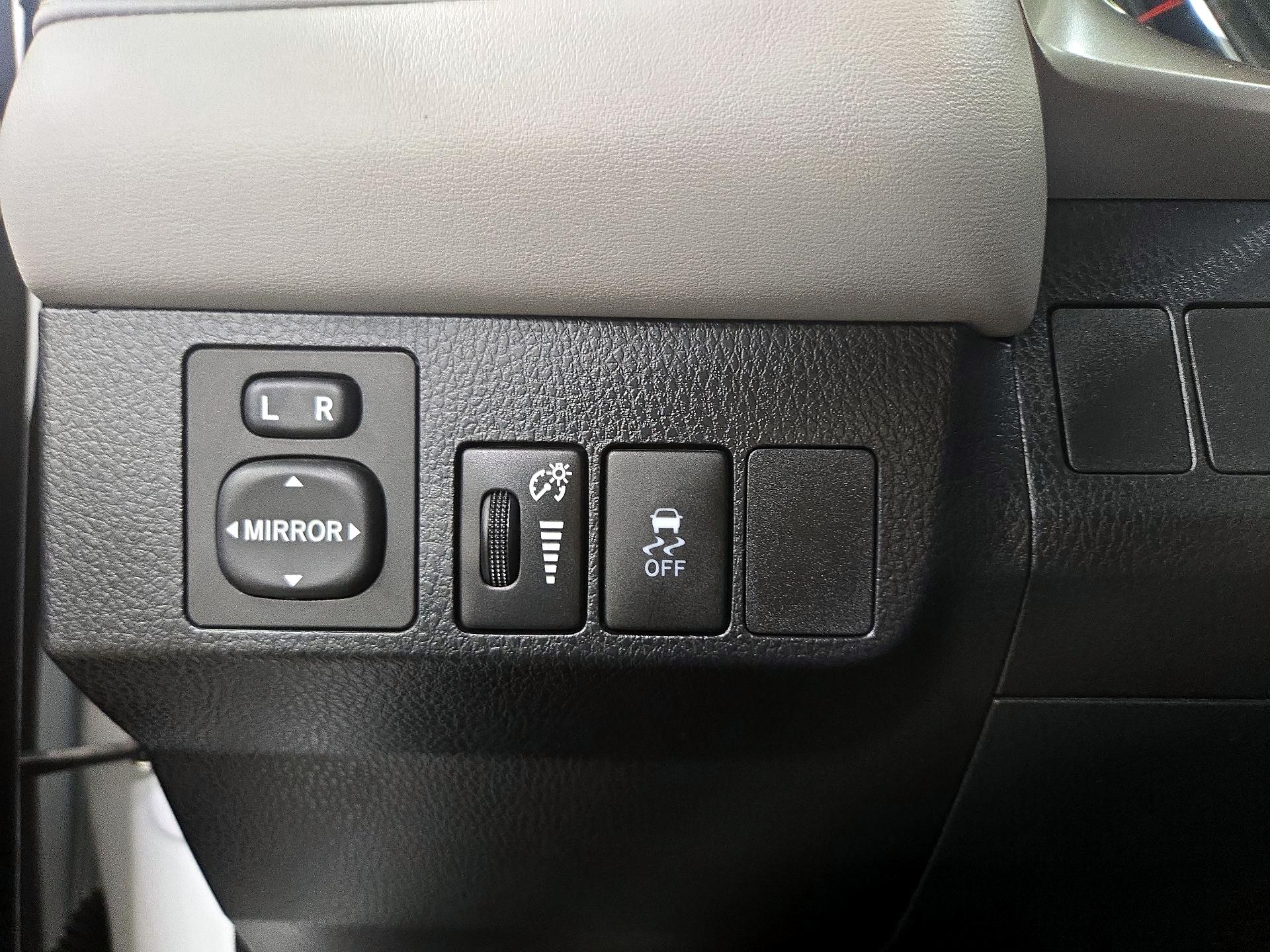 Thumbnail: 2014 Toyota RAV4 - 13