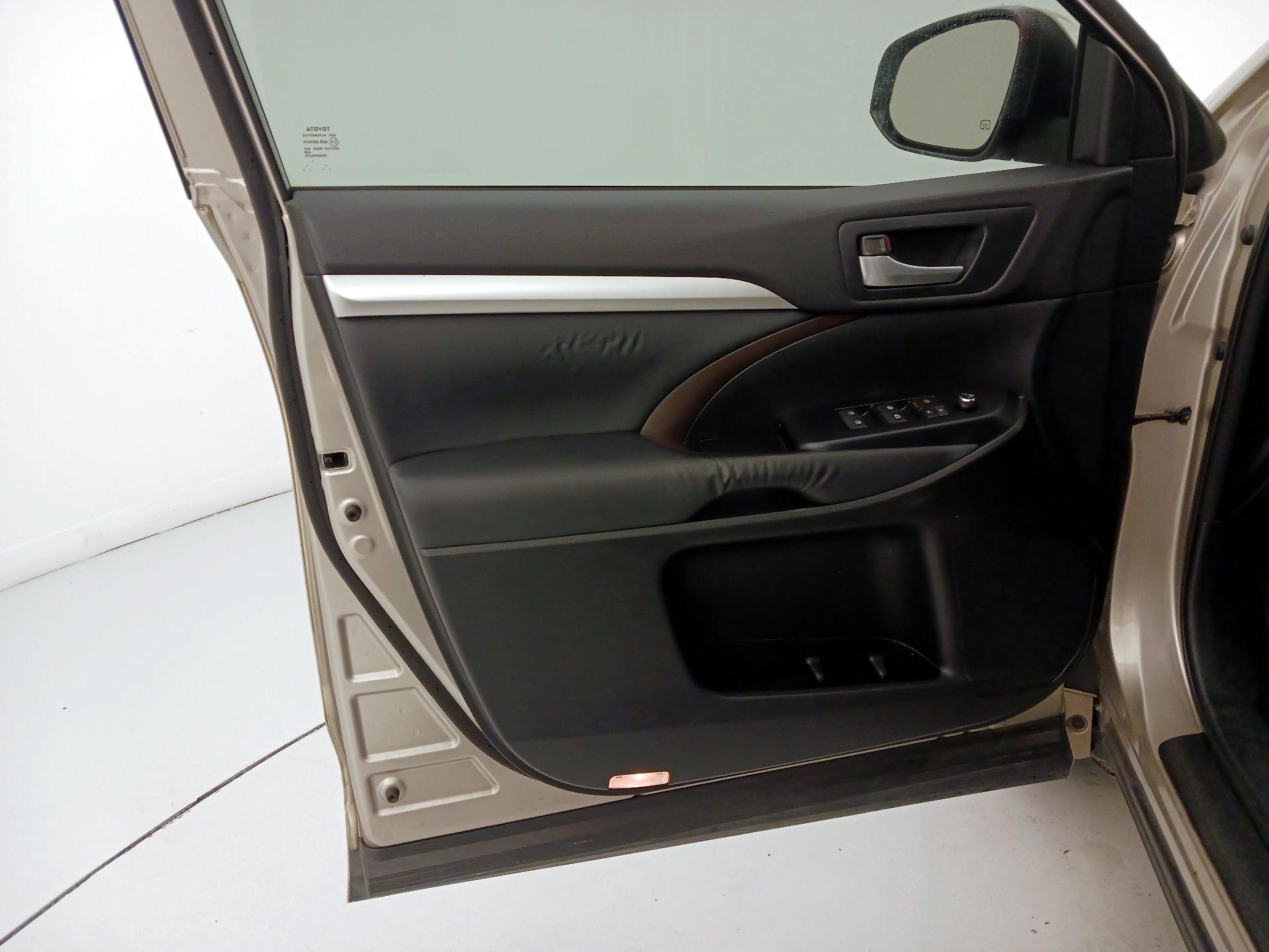 Thumbnail: 2015 Toyota Highlander - 12