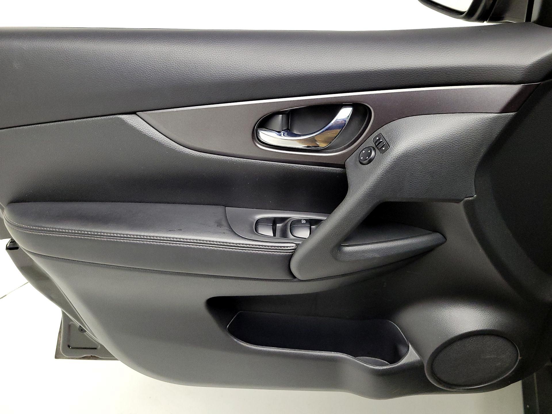 Thumbnail: 2016 Nissan Rogue - 12