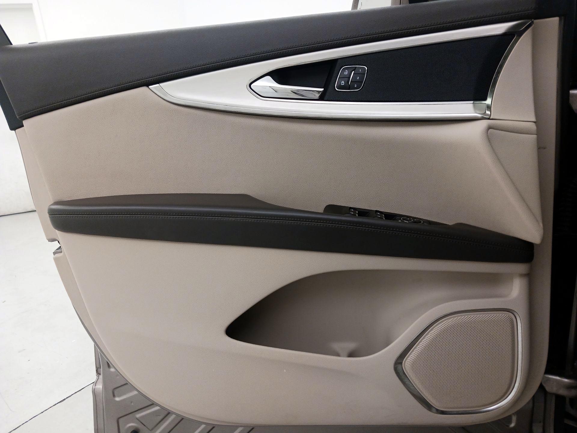 Thumbnail: 2020 Lincoln Nautilus - 12