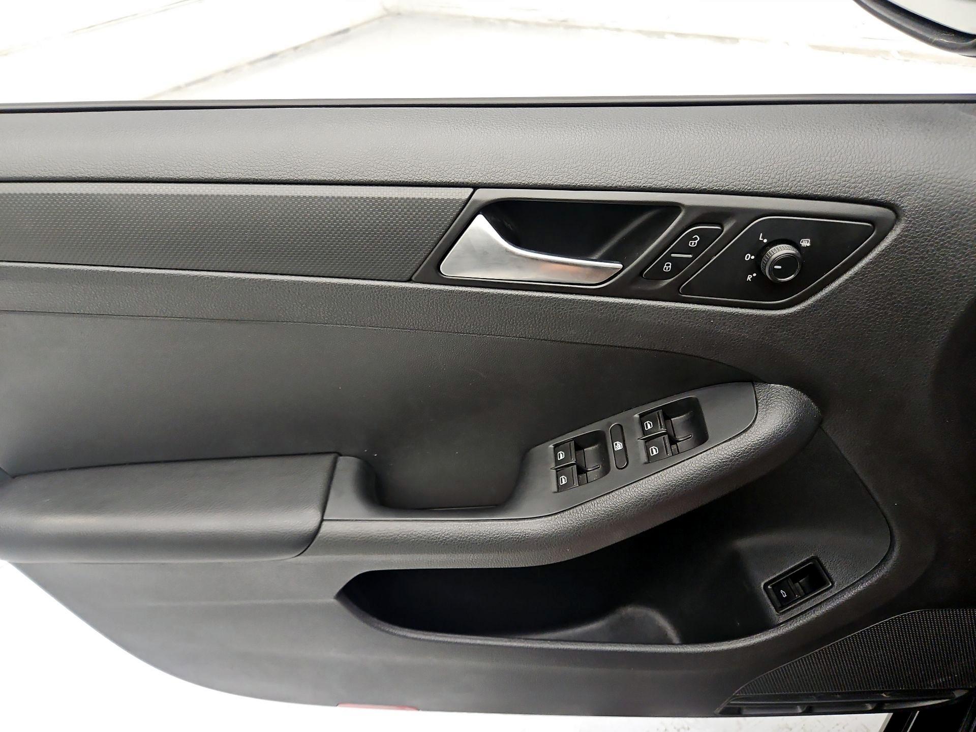 Thumbnail: 2016 Volkswagen Jetta - 12