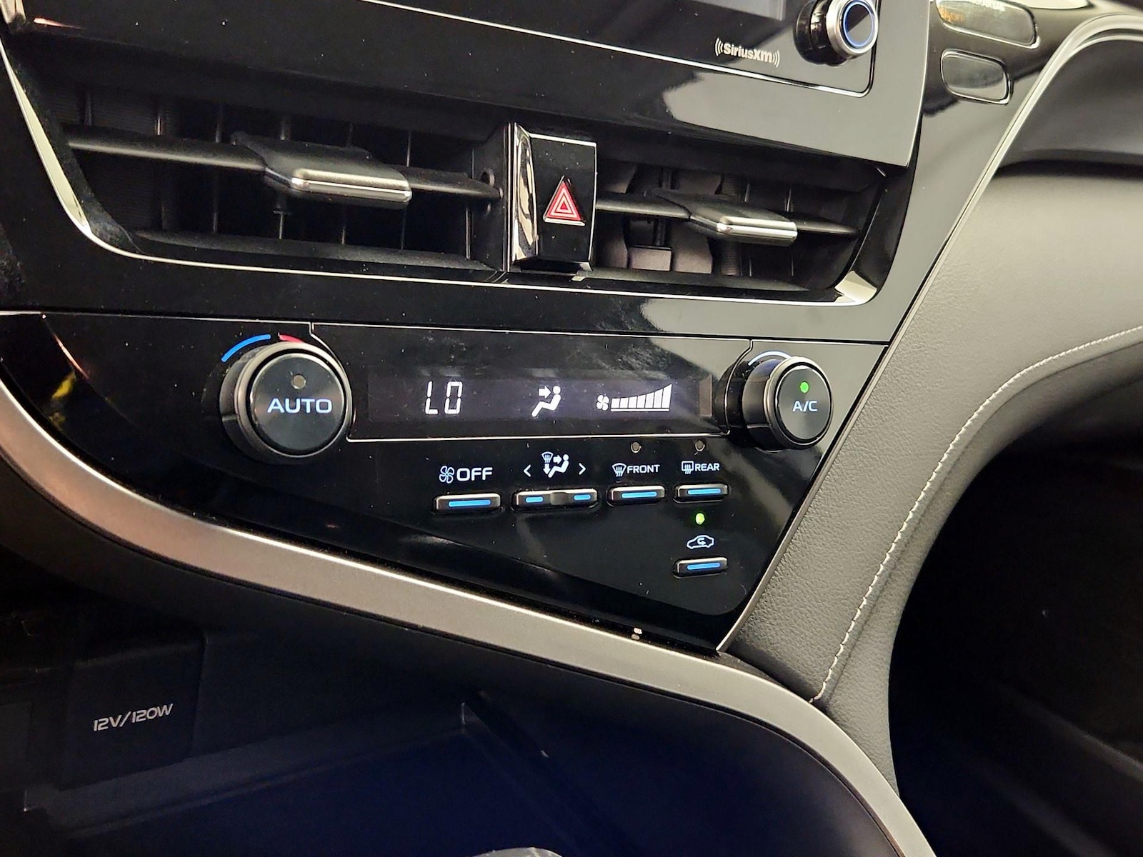 2021 Toyota Camry SE - Photo 17