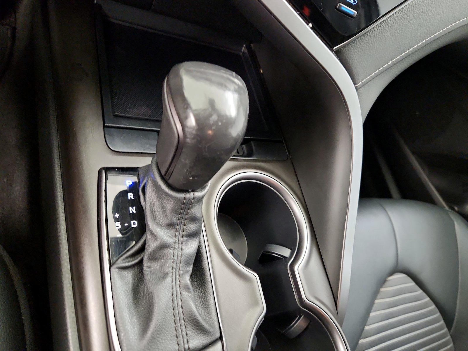 2021 Toyota Camry SE - Photo 18