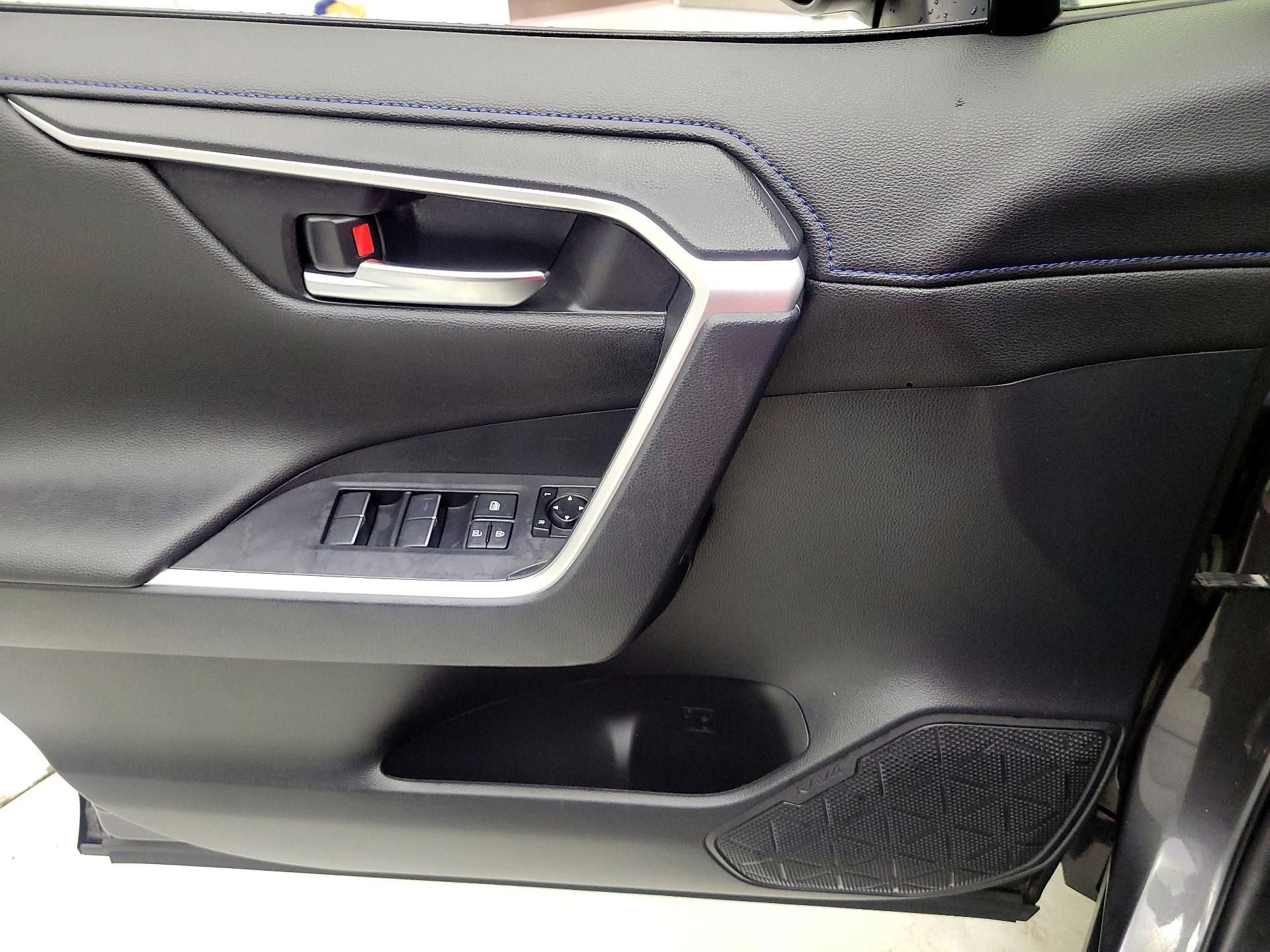 Thumbnail: 2019 Toyota RAV4 - 12