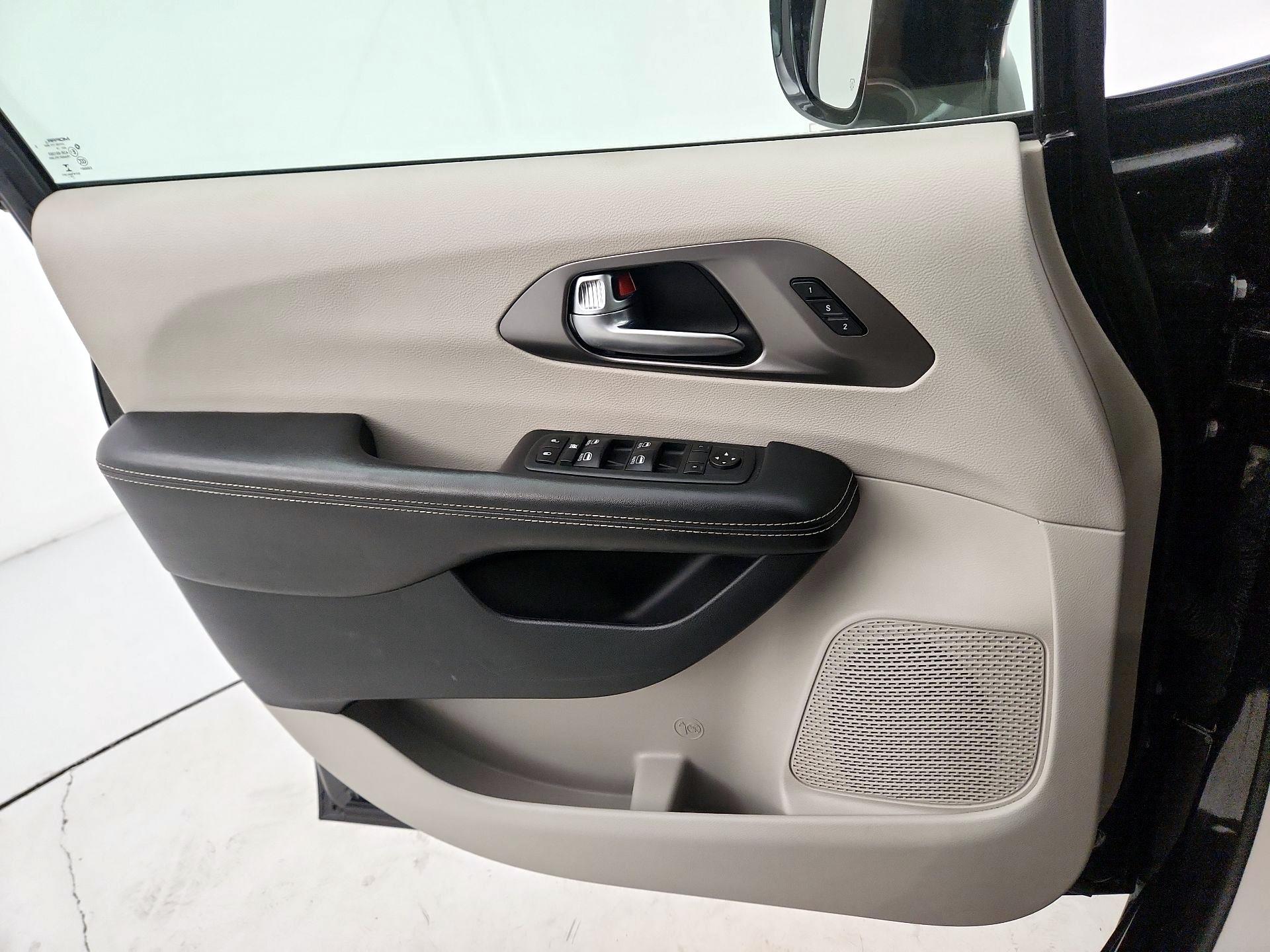 Thumbnail: 2020 Chrysler Pacifica - 12