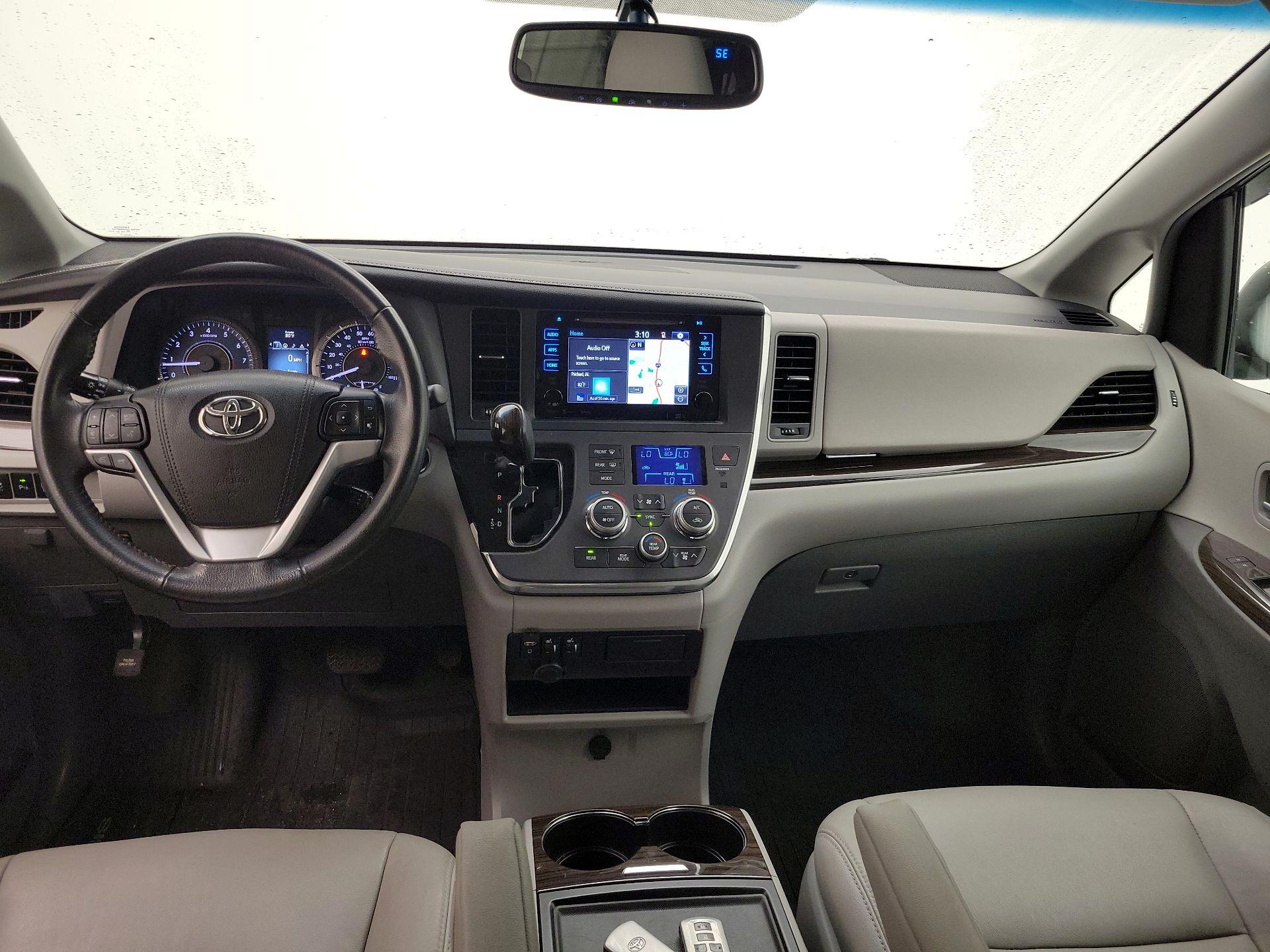 Thumbnail: 2017 Toyota Sienna - 9