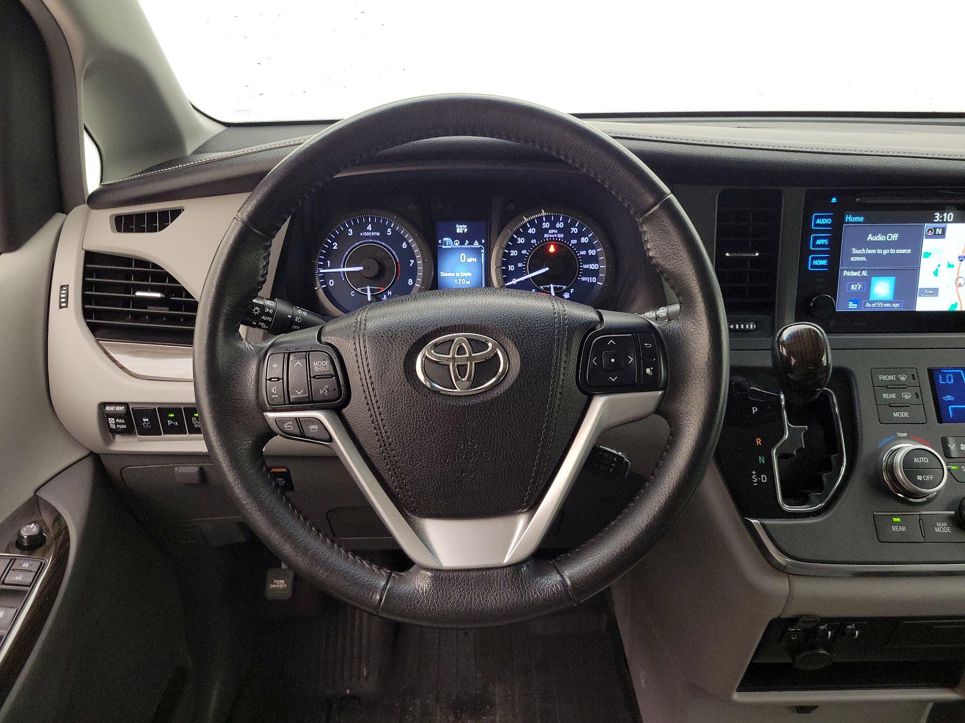 Thumbnail: 2017 Toyota Sienna - 10