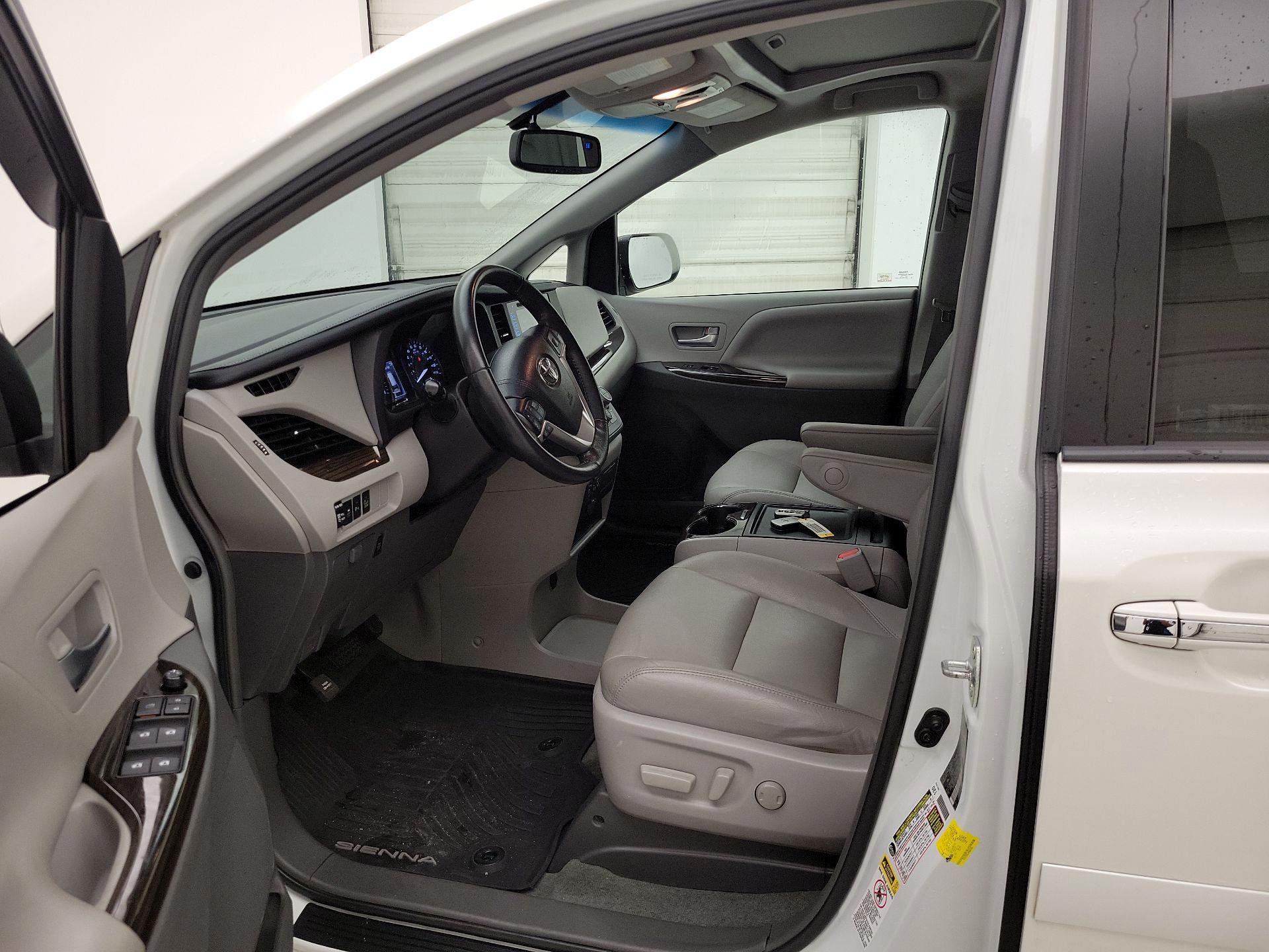 Thumbnail: 2017 Toyota Sienna - 11