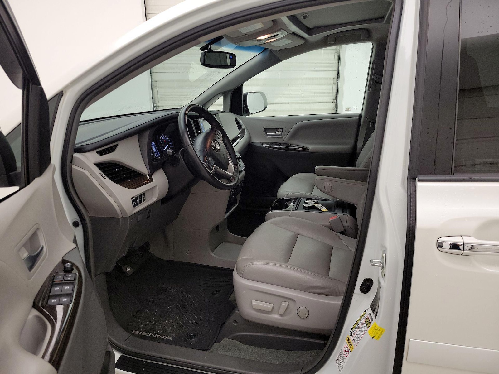 2017 Toyota Sienna XLE - Photo 12