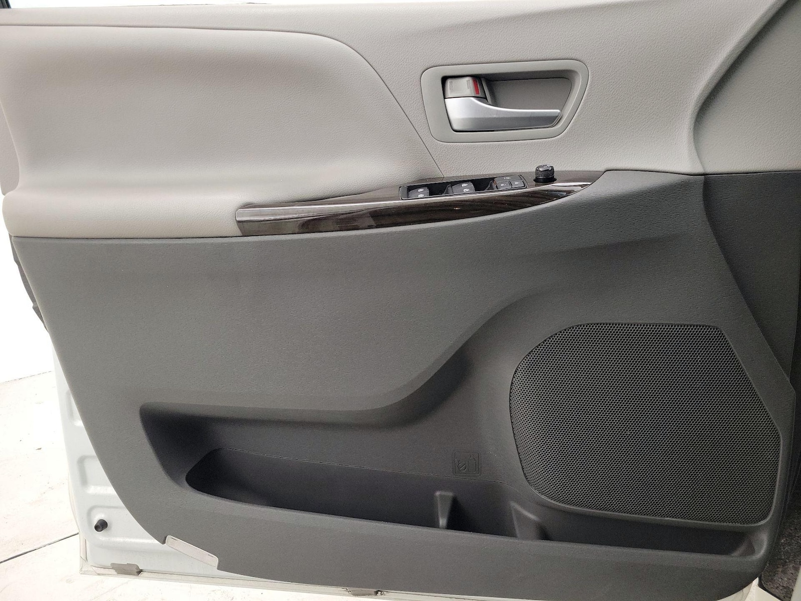 2017 Toyota Sienna XLE - Photo 13